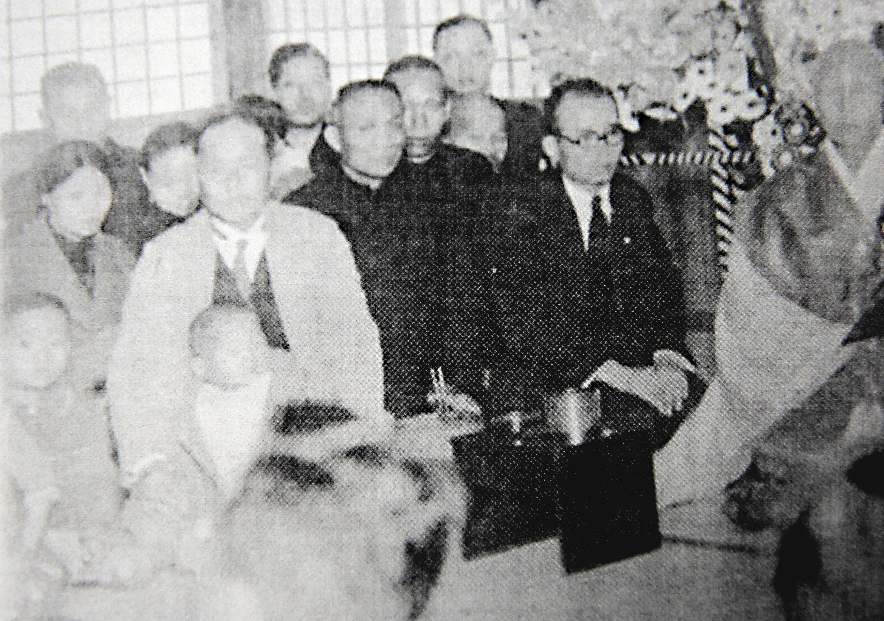 吳政雄父親吳萬榮（前排黑衣者）所購的土地，被祖父吳建喜（前排白衣者）盜賣給日本人。（吳政雄提供）