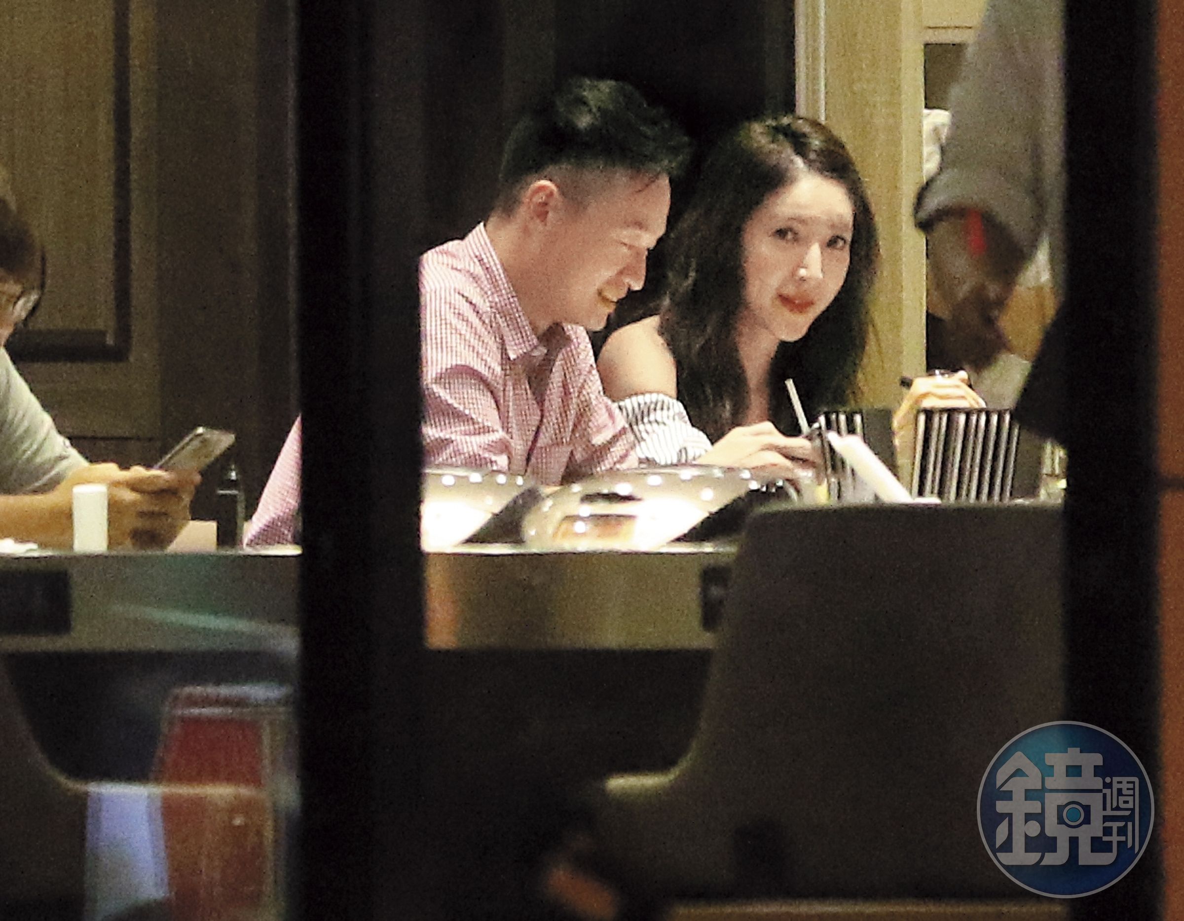 8月17日，22:03，楊謹華（右）雖然一人在火鍋店用餐，但Ben（左）隨後就到，負責陪吃、當司機，然後陪著回家。