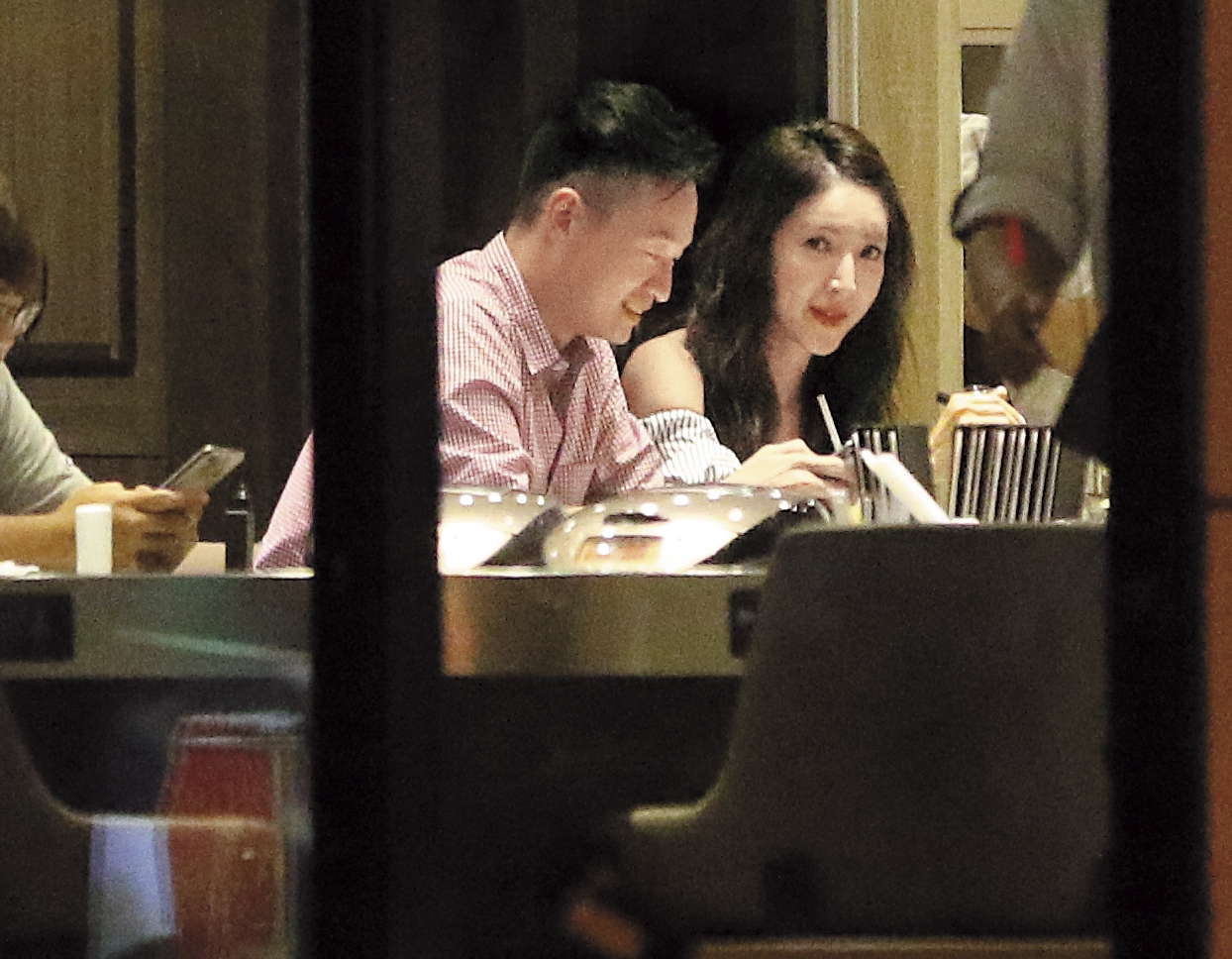 8月17日，22:03，楊謹華（右）雖然一人在火鍋店用餐，但Ben（左）隨後就到，負責陪吃、當司機，然後陪著回家。