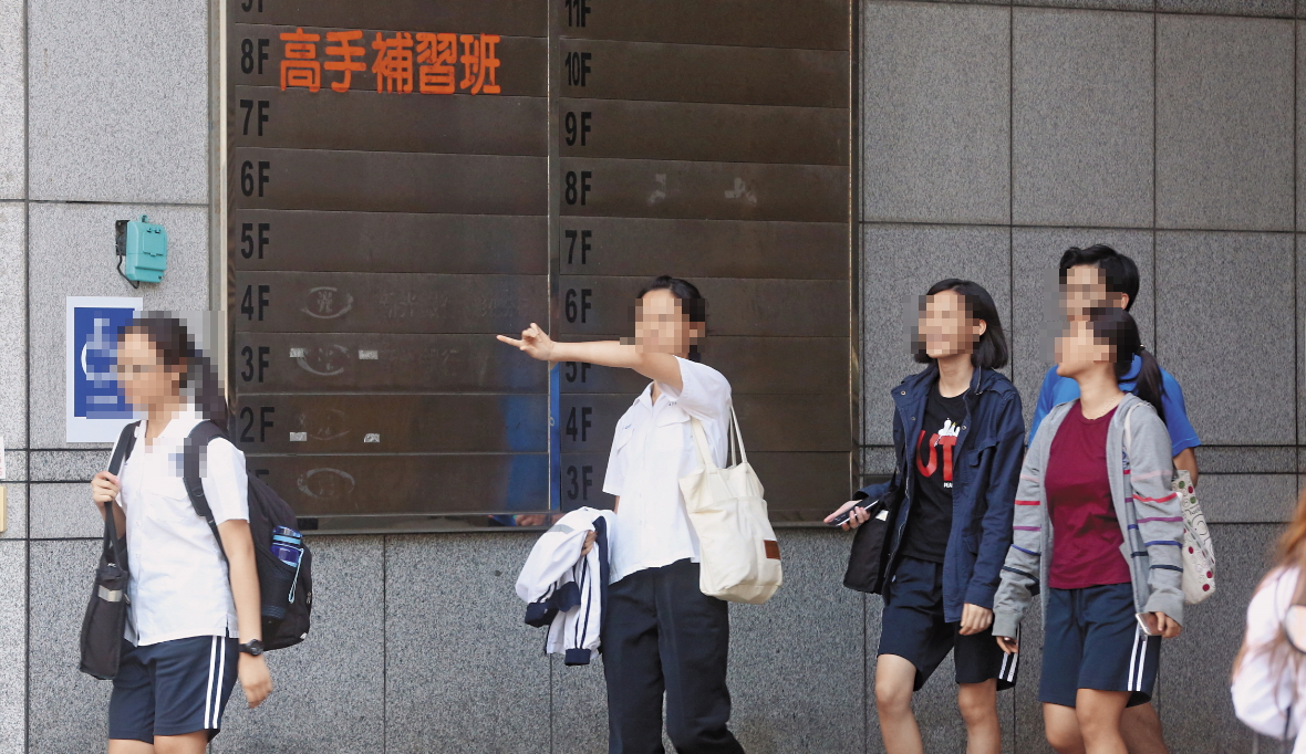 彰化高手補習班的招牌非常醒目，今年的資優班入學考前猜題神準，遭質疑有人洩題。