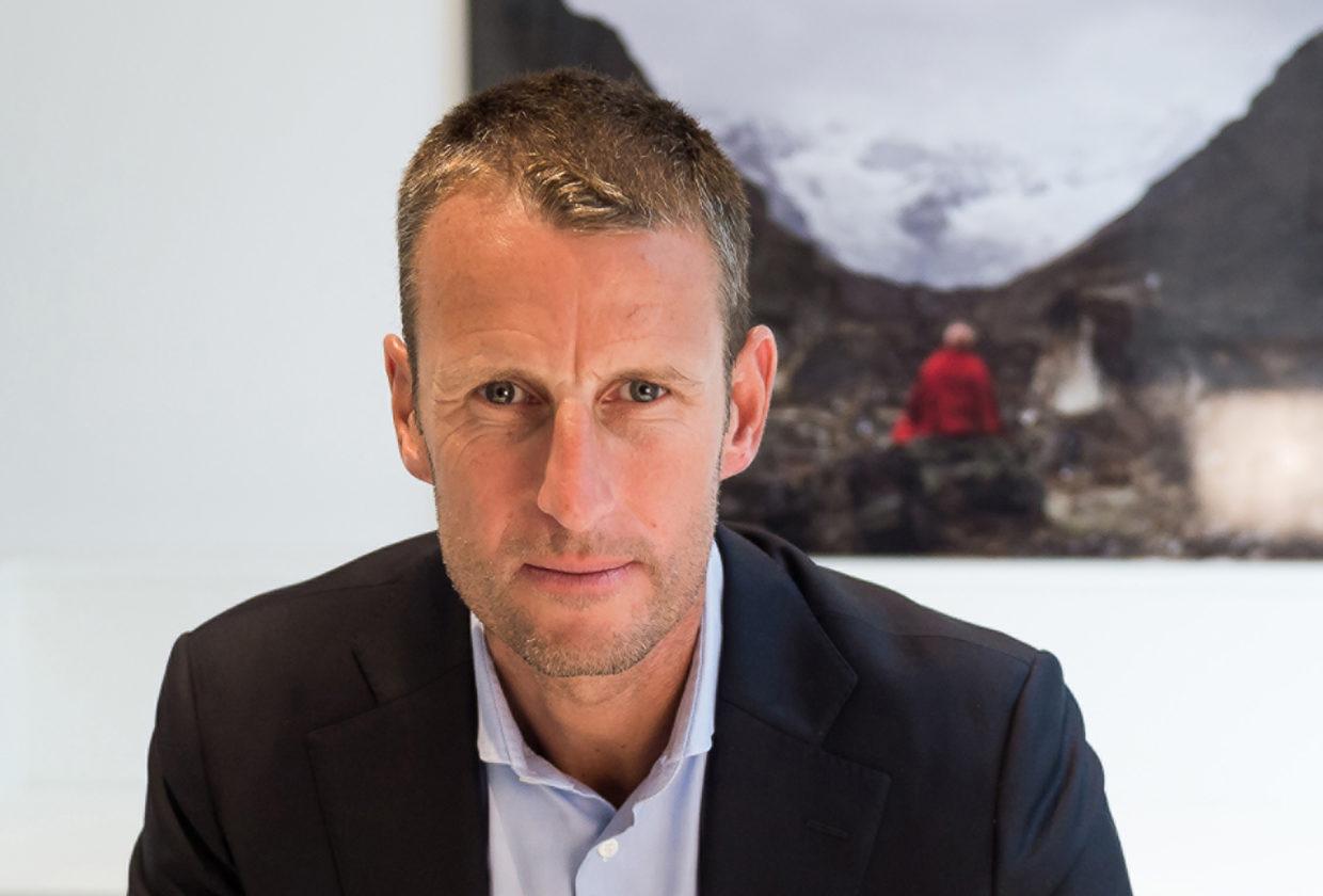 雅典錶新任品牌總裁Patrick Pruniaux,之前任職於Apple,負責參與Apple Watch的上市計劃;在更早之前則是於豪雅擔任全球銷售及零售副總裁一職。