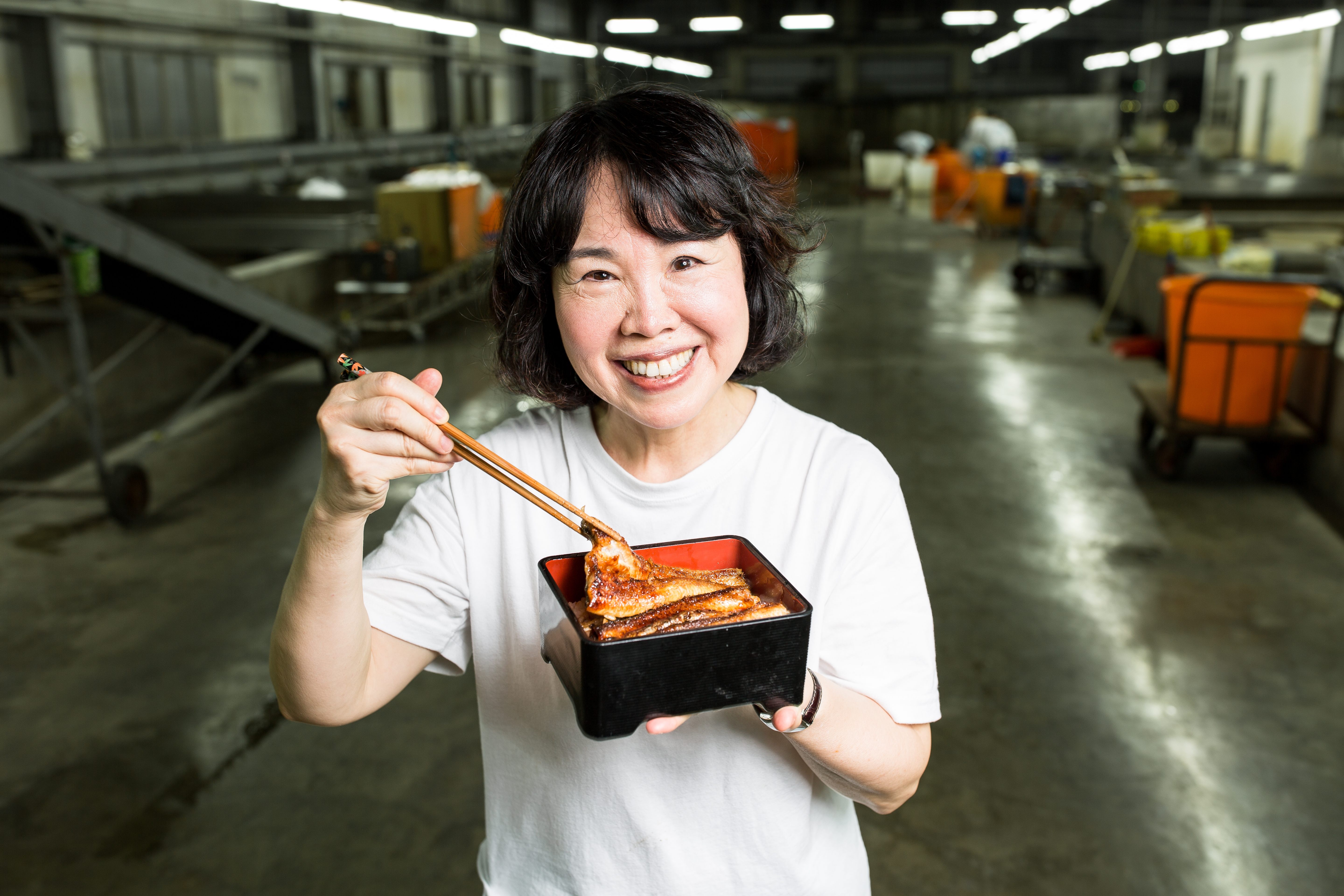 粉料養殖的鰻魚油脂香氣足，郭瓊英堅持只出口採傳統粉料養殖的鰻魚。