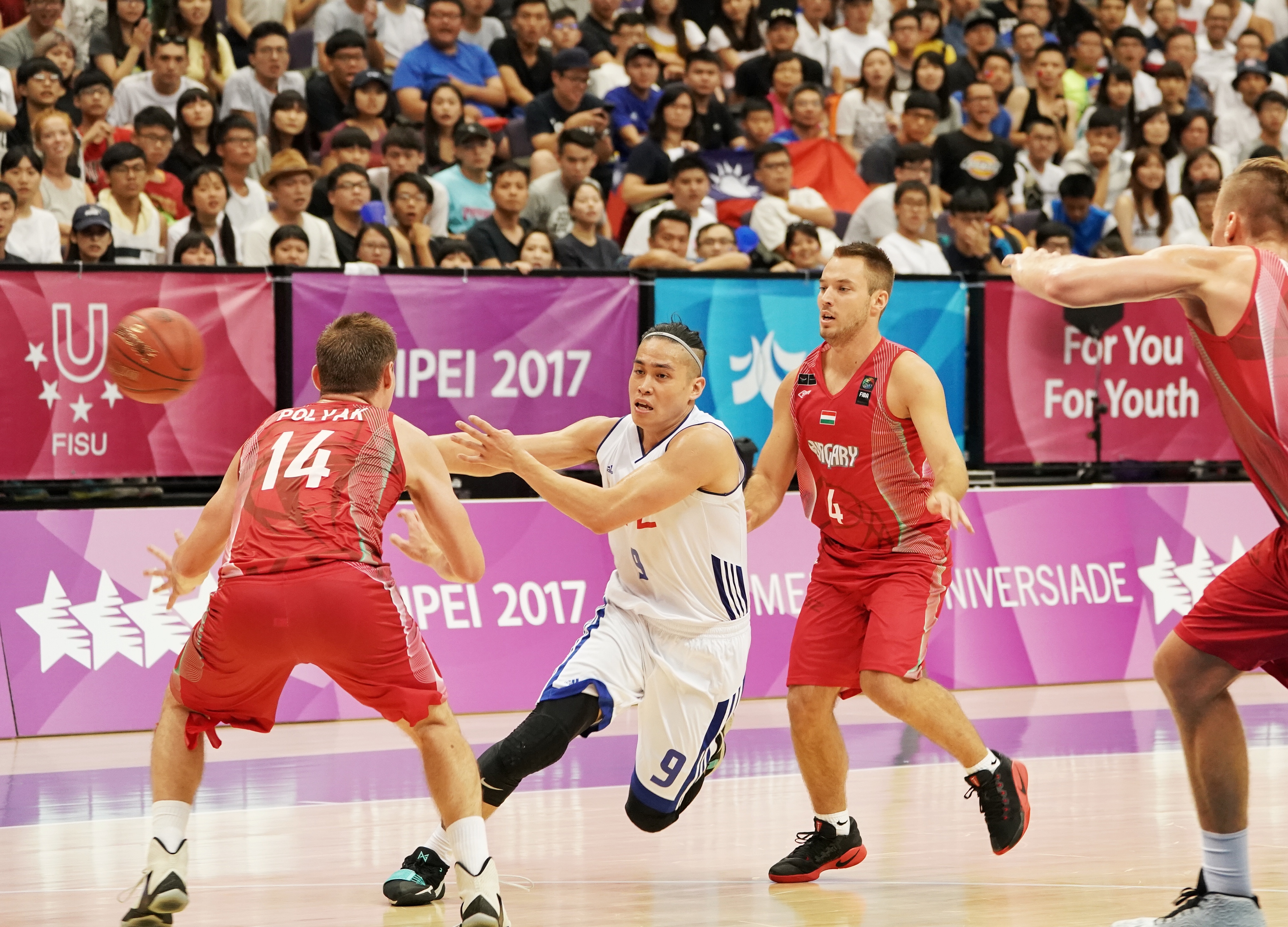 中華男籃昨天擊敗匈牙利，陳盈駿切入時妙傳給跟進的隊友。