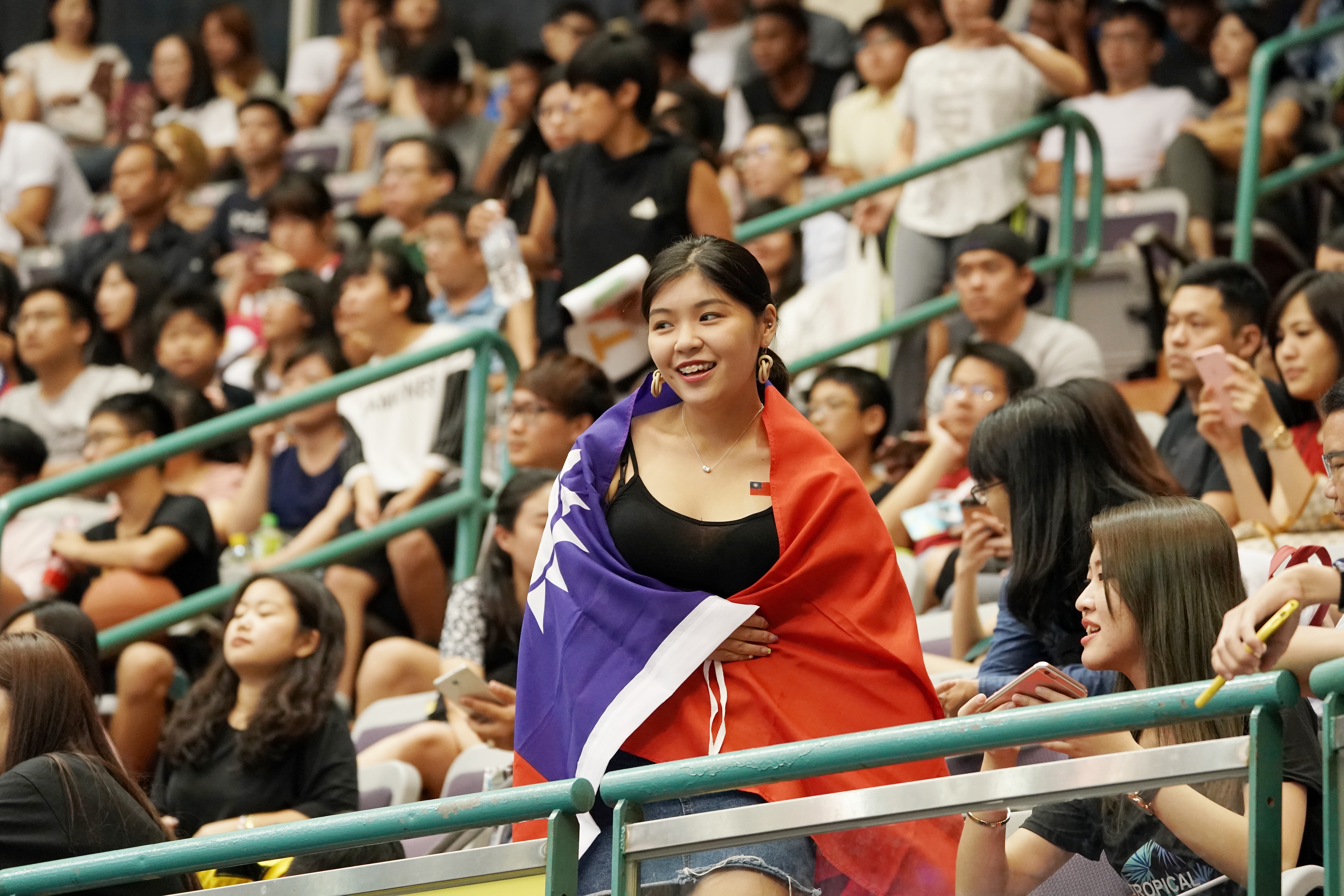 女球迷被著國旗到場支持中華隊