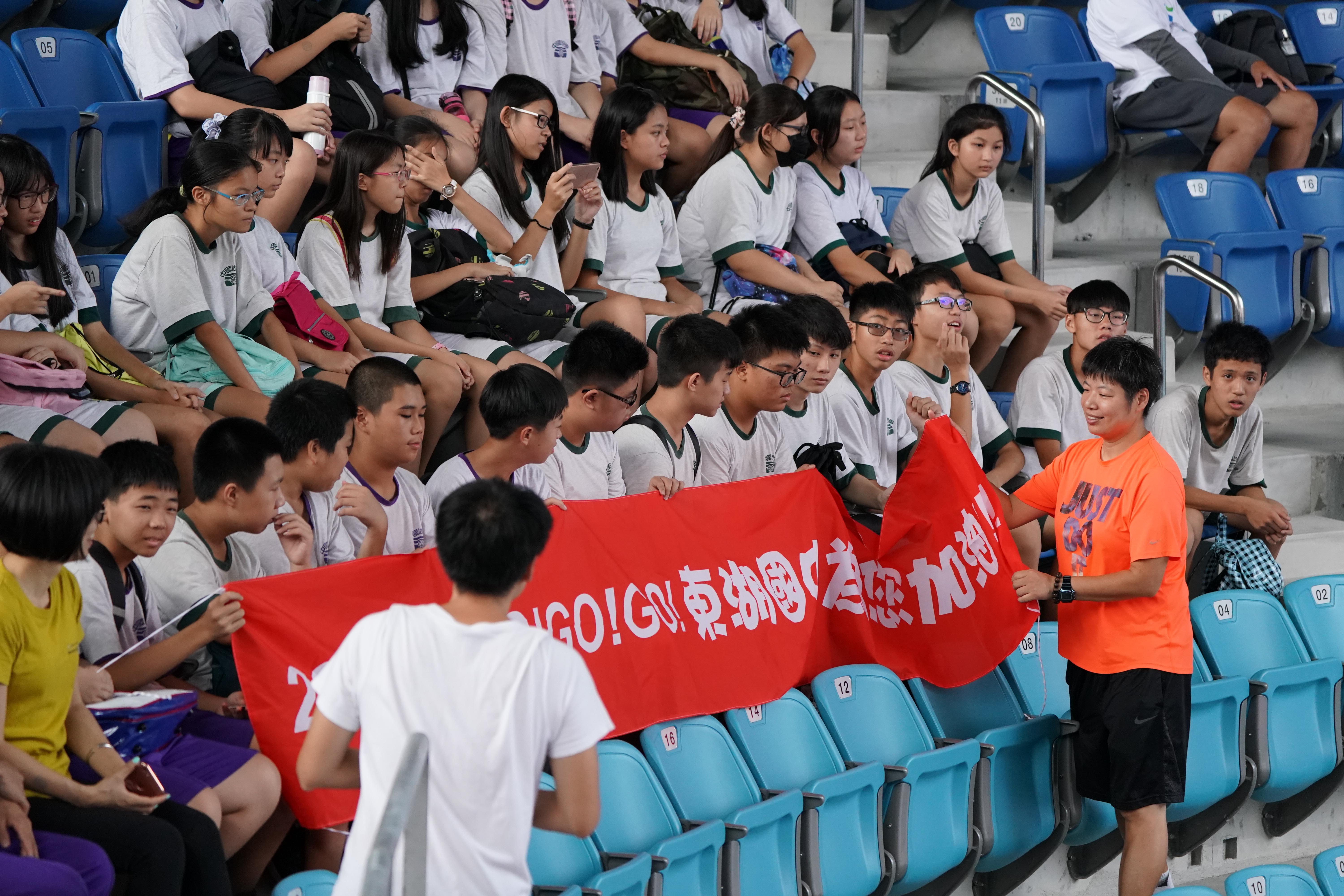 台北市東湖國中的小球迷們在老師的帶領下，前來支持中華隊選手。