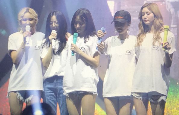 EXID主唱率智（左二）突然現身合體EXID，讓成員開心到噴淚。（翻攝自Hani IG）