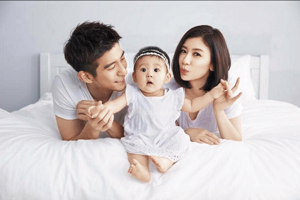 修杰楷與賈靜雯生下咘咘時的幸福合照。