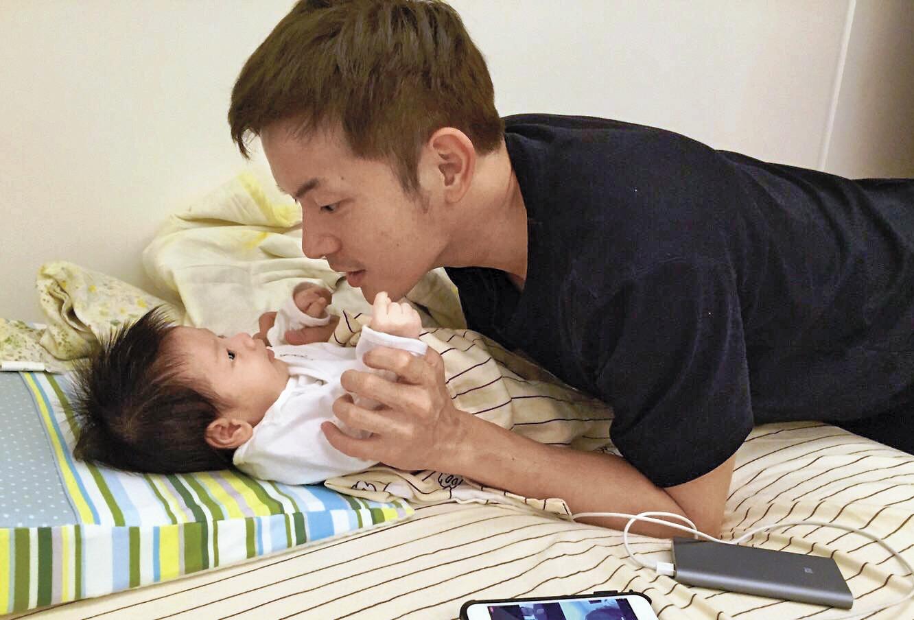 宥勝與6月出生的兒子Yolo。(翻攝自宥勝臉書)