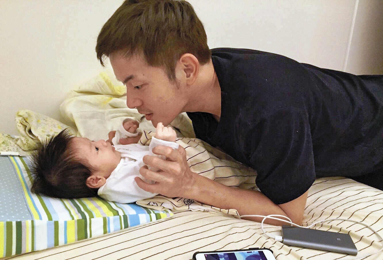 宥勝與6月出生的兒子Yolo。（翻攝自宥勝臉書）