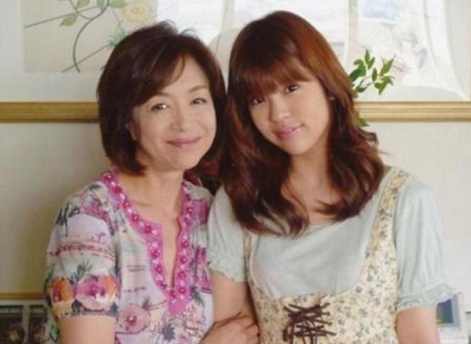 坂口杏里是已故女星坂口良子的女兒,坂口良子演過許多知名影視作品,並讓女兒頂著自己光環出道。(翻攝網路)