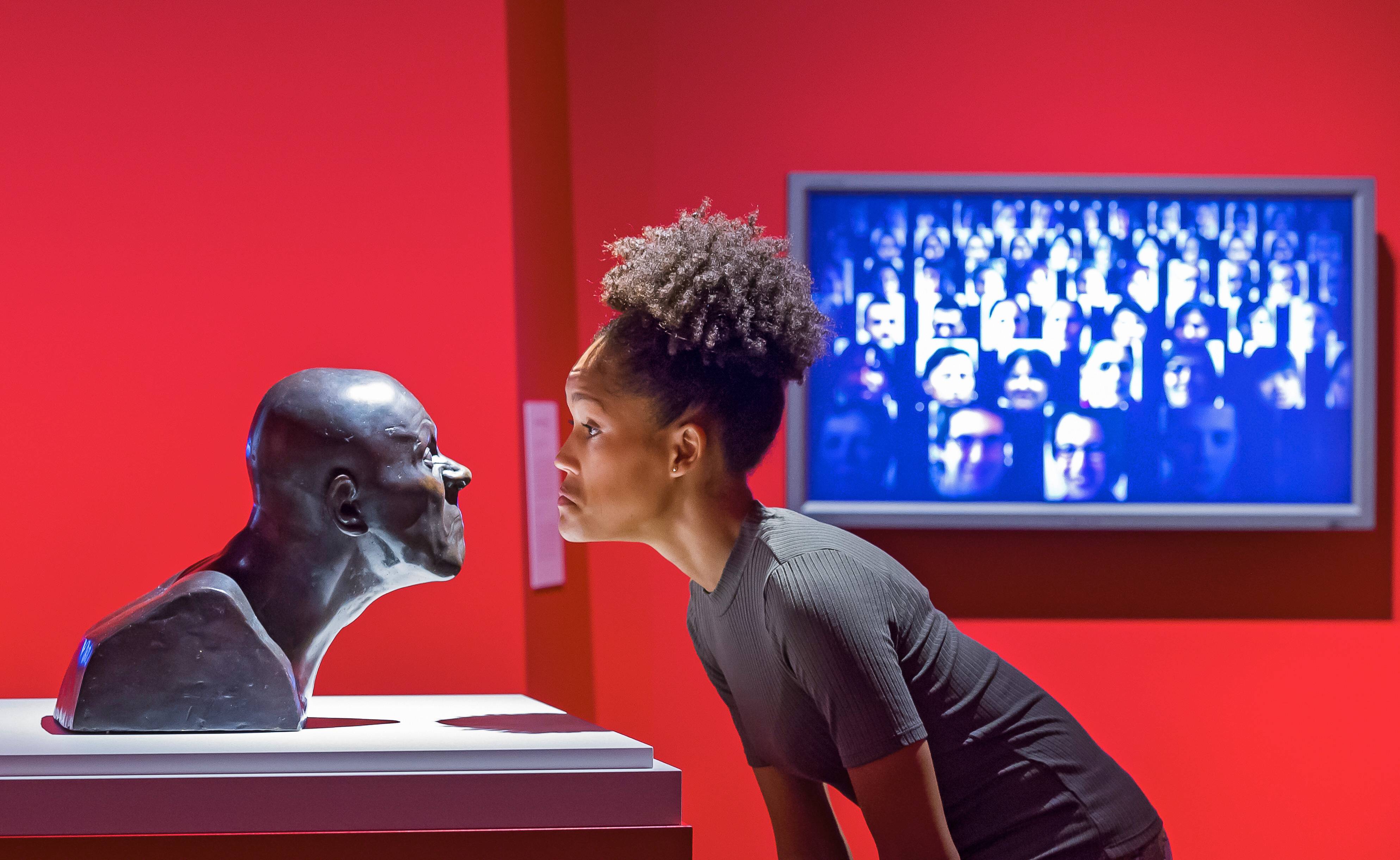 2017年8月19日，德國德勒斯登衛生博物館「臉孔：追尋線索」特展。遊客凝視梅塞斯密特（Franz Xaver Messerschmidt，1775）銅像。（東方IC）