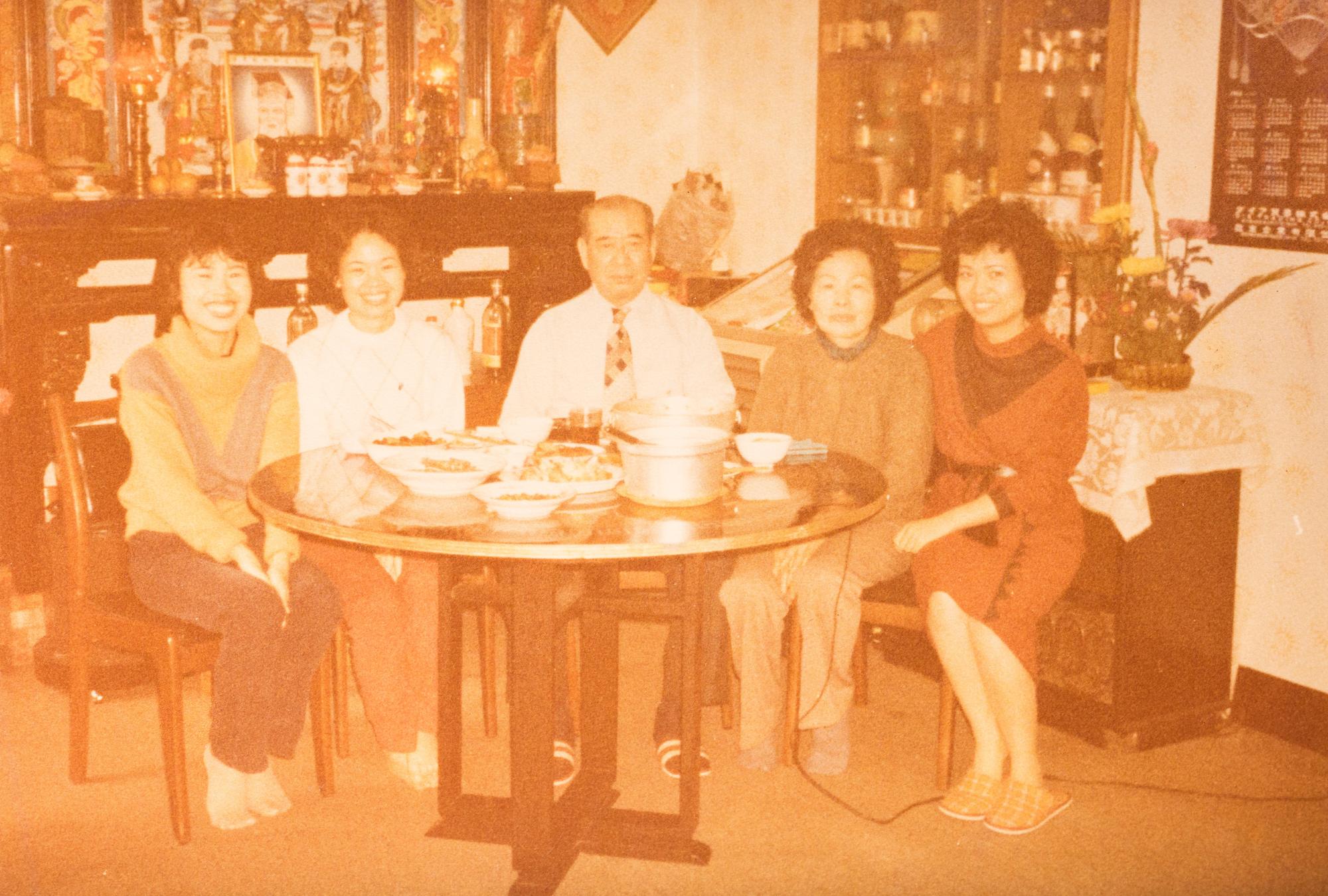 接受日本教育的爸媽對郭瓊英(左1)管教相當嚴格,養成她對事認真負責的性格。(旺生提供)