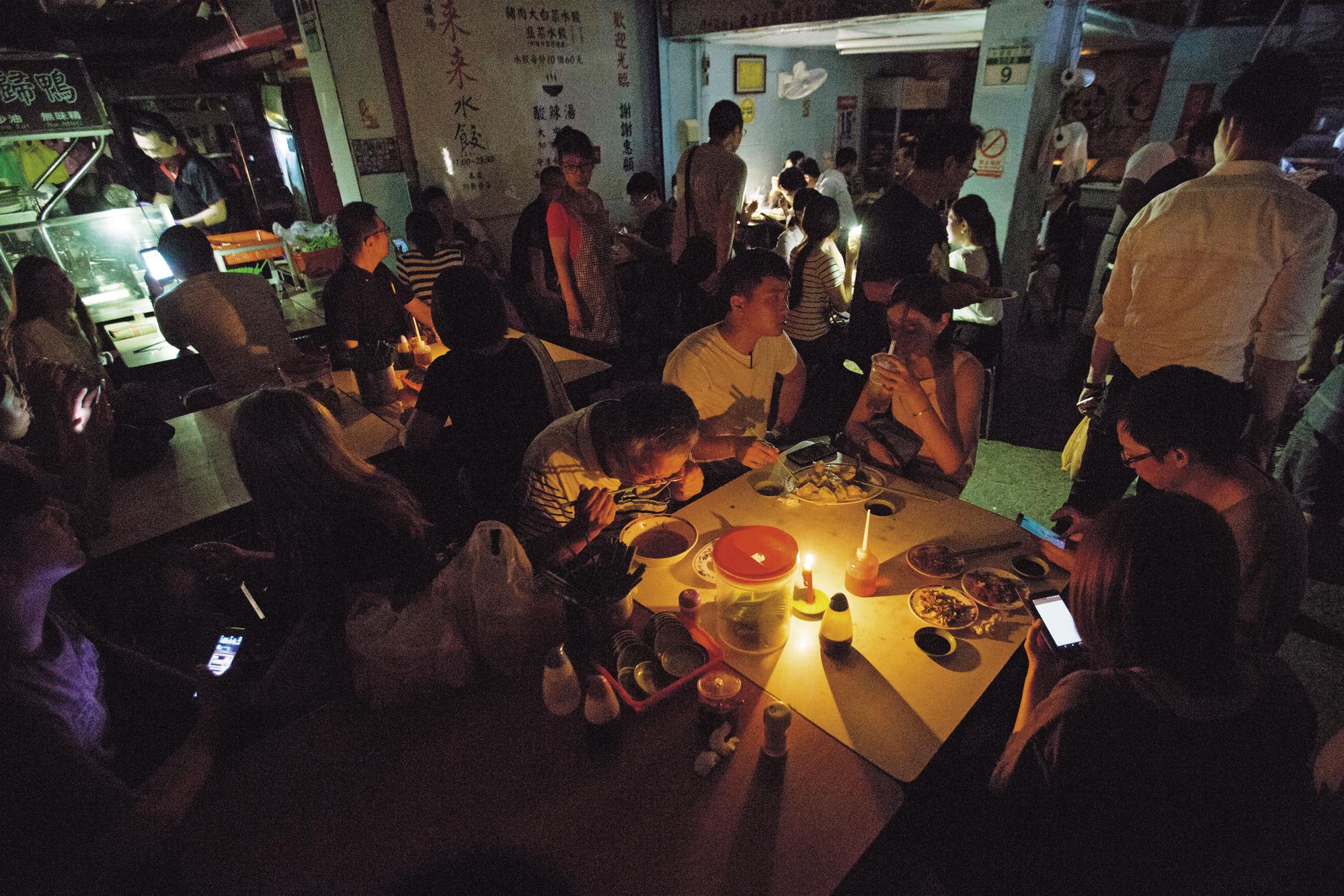 815無預警大停電，許多店家（圖）突然沒電，當天只好點蠟燭應急，造成全國592萬戶停電，後續究責也引發民進黨內派系情結及茶壺風暴。