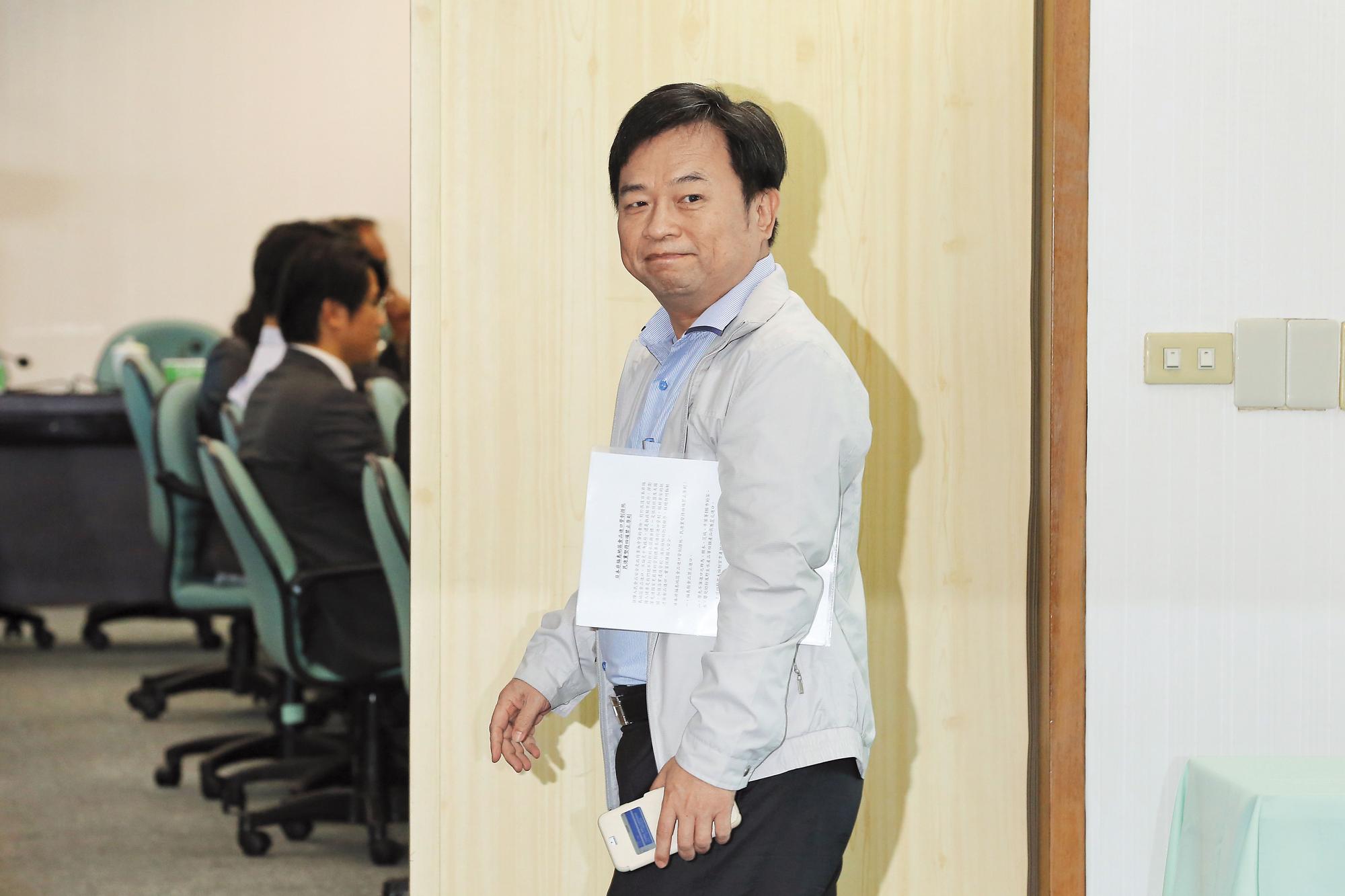 行政院副院長林錫耀是新潮流要角,這次力保中油董事長陳金德,引發民進黨非新系成員不滿。