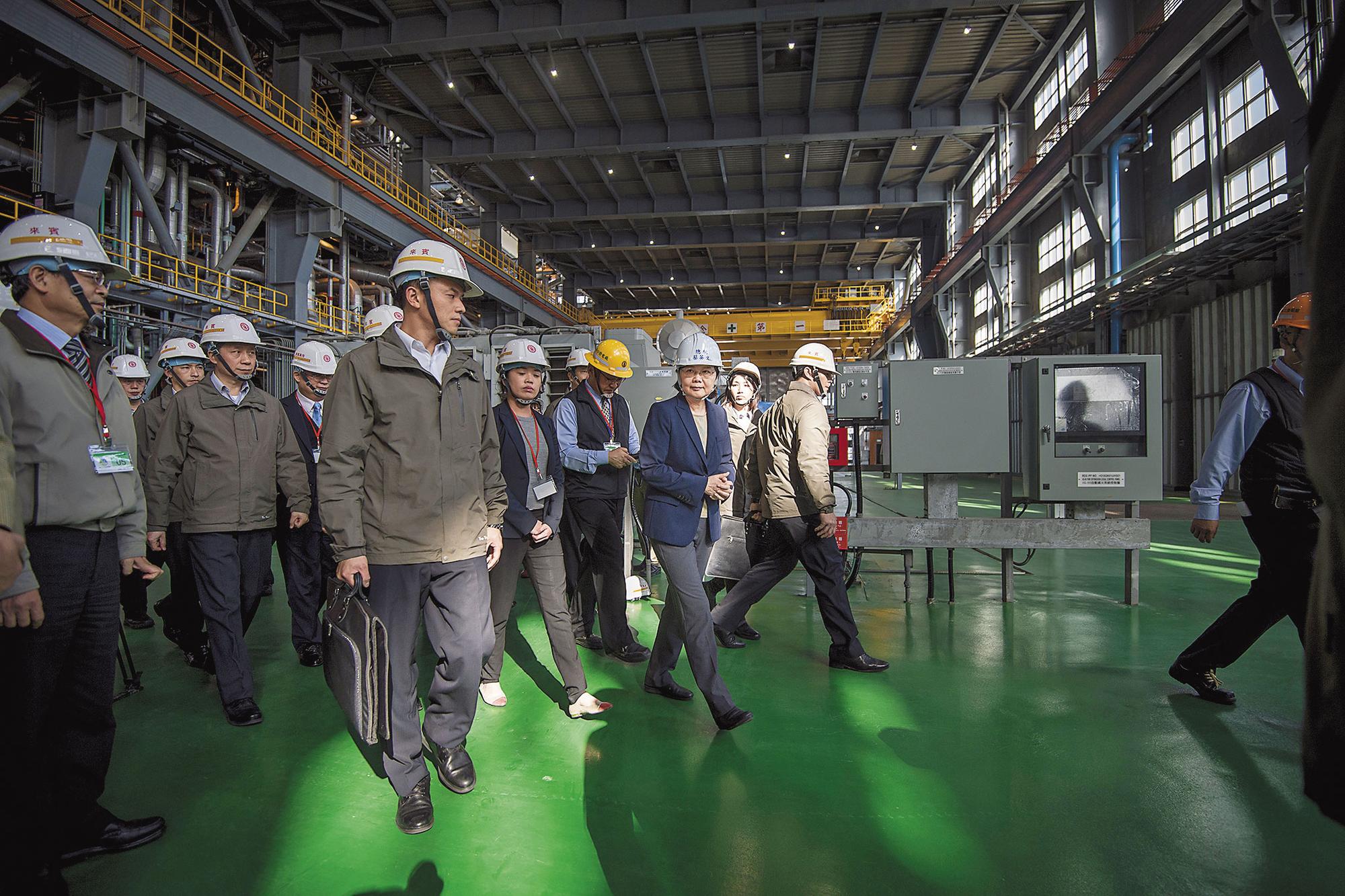 新政府的能源政策經歷大停電重創,蔡政府以為只要經濟部長下台就能止血,沒想到延燒到黨內。(總統府提供)