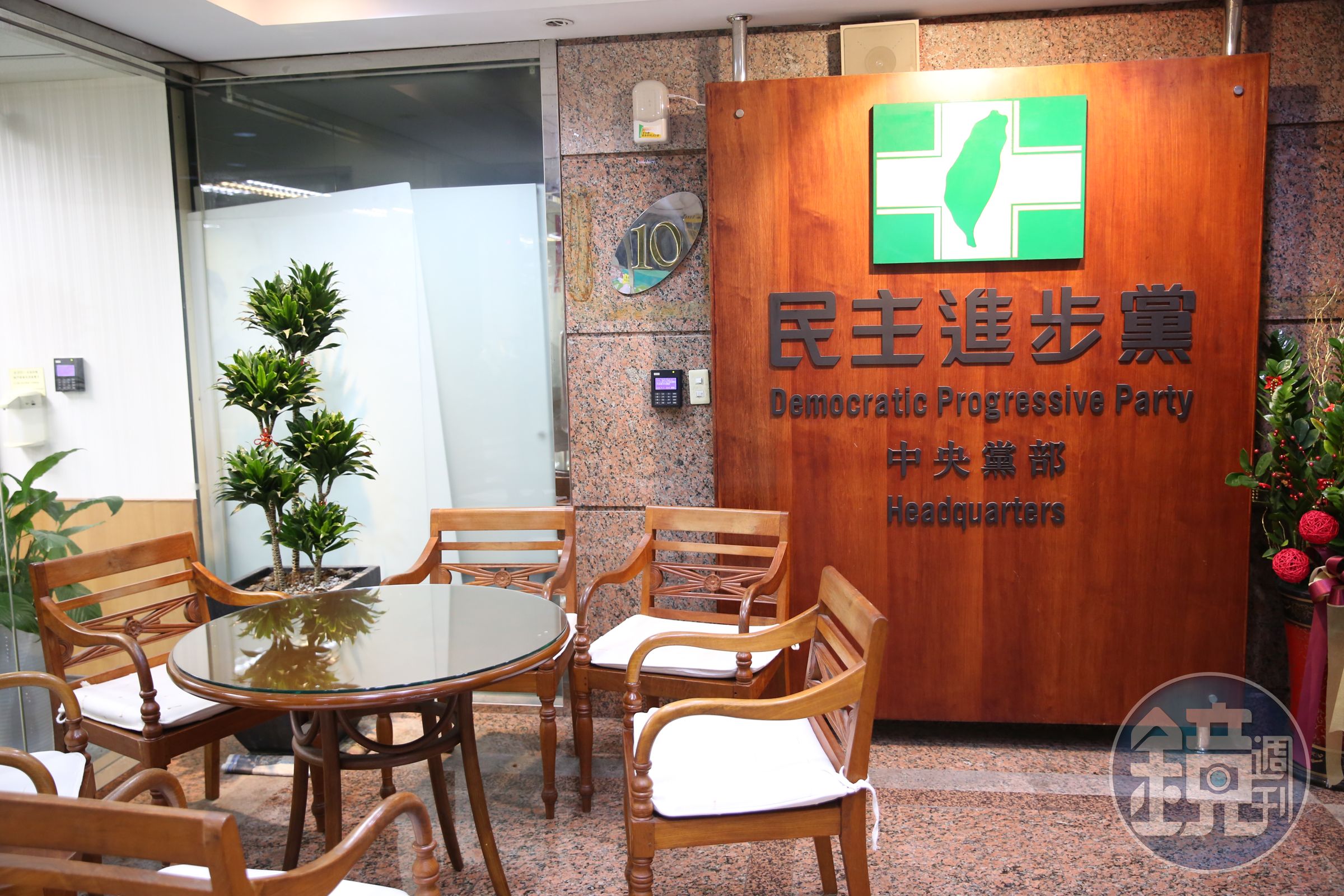 民進黨是現任執政黨，網傳名單詳列新系搶盡政府要職，把派系情結檯面化，讓反新系的情緒跟著爆發。