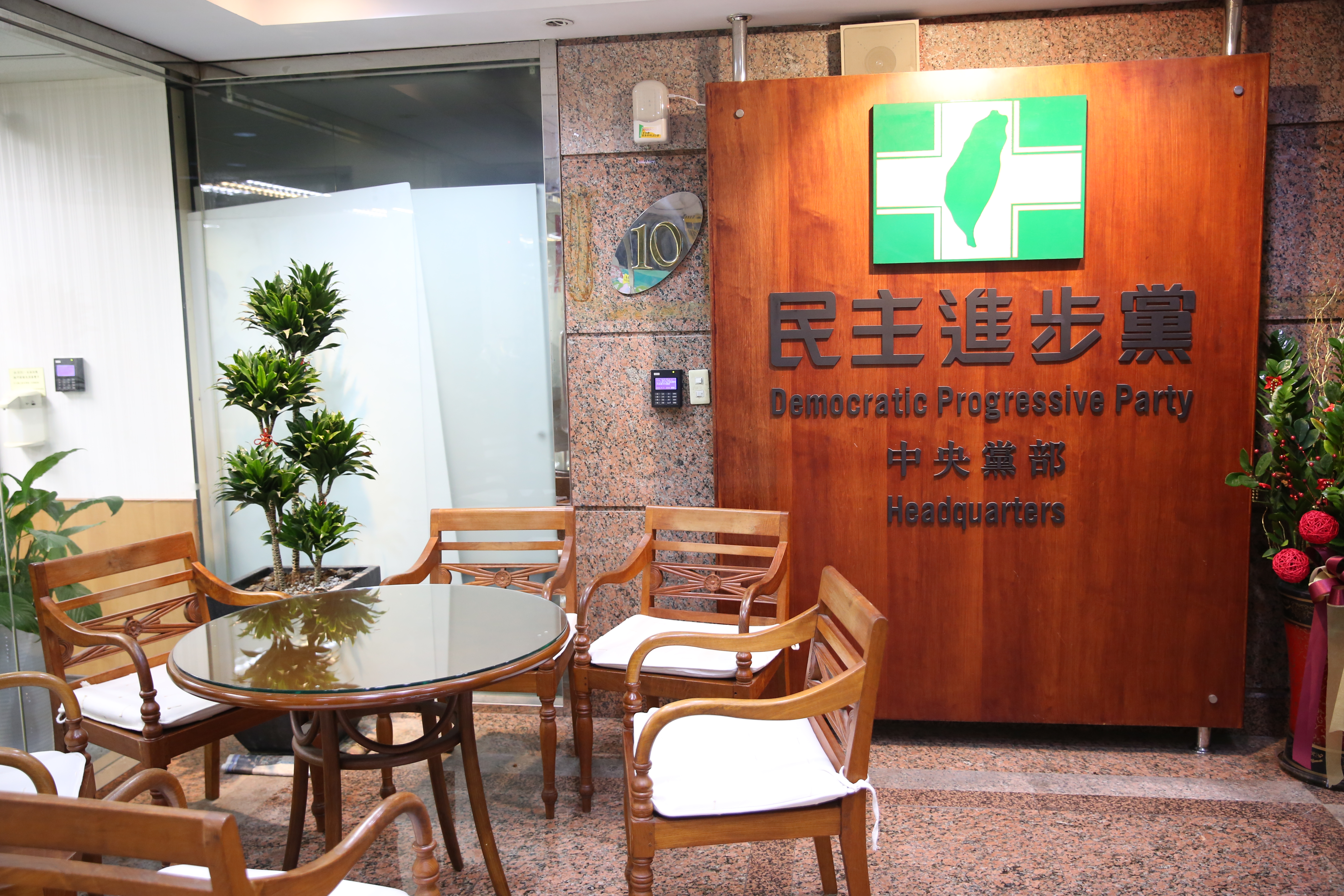 民進黨是現任執政黨，網傳名單詳列新系搶盡政府要職，把派系情結檯面化，讓反新系的情緒跟著爆發。