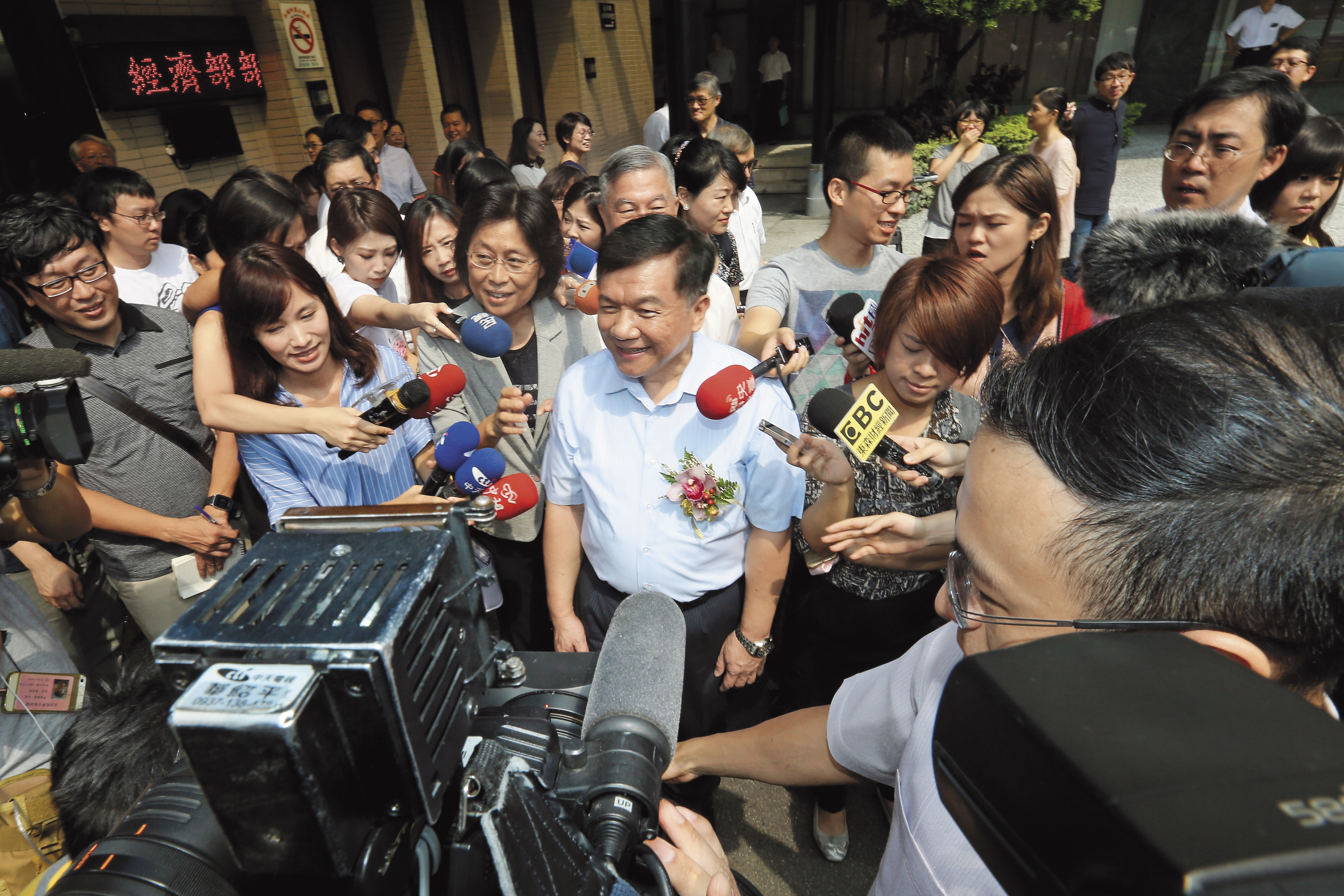 經濟部長李世光請辭後,內閣沒有因此止血,甚至也帶出民進黨能源政策過於脆弱的問題。