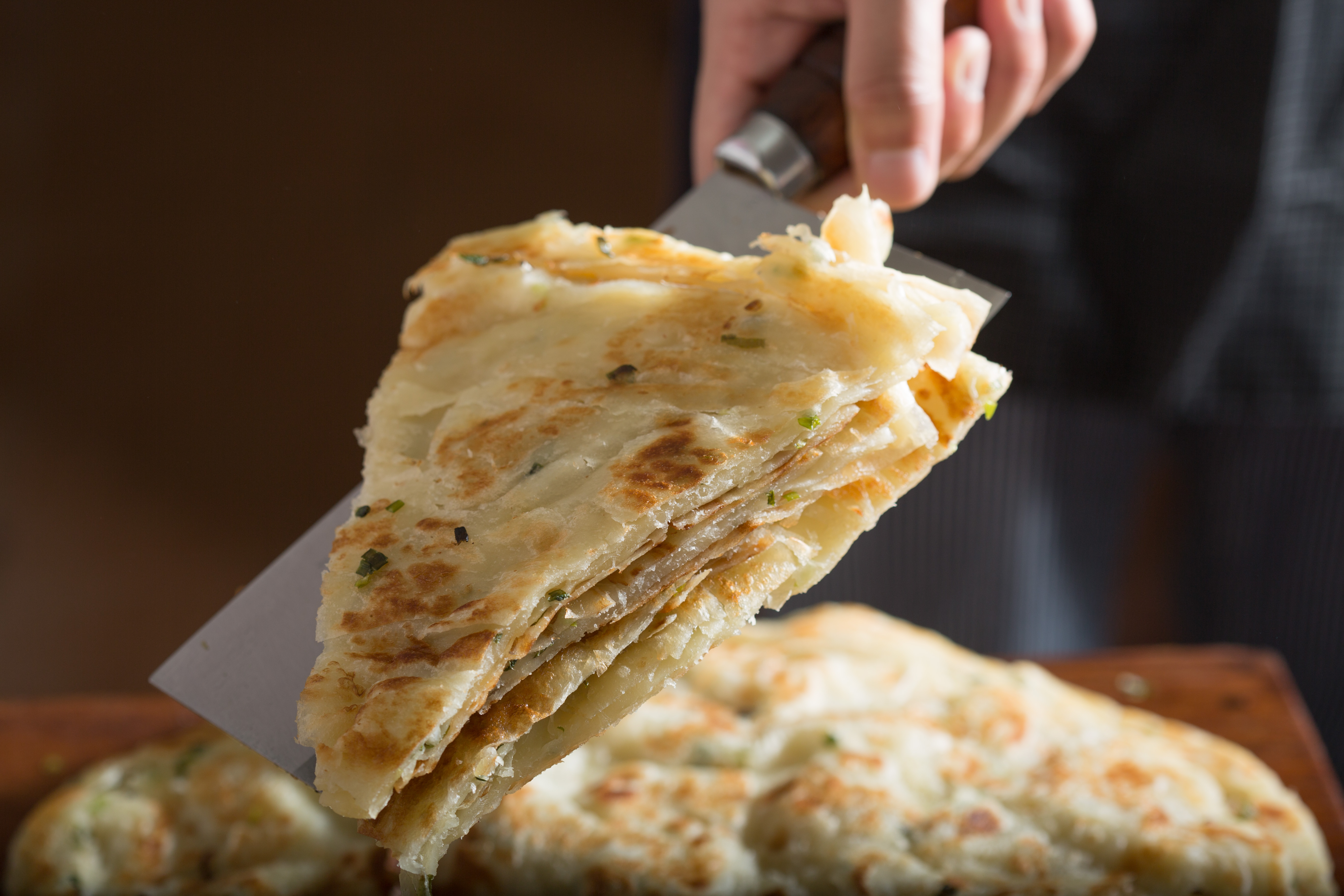 「燈亮有餅」只賣蔥油餅一味，薄餅也比一般蔥油餅略厚，外酥內Ｑ。（85元／張）