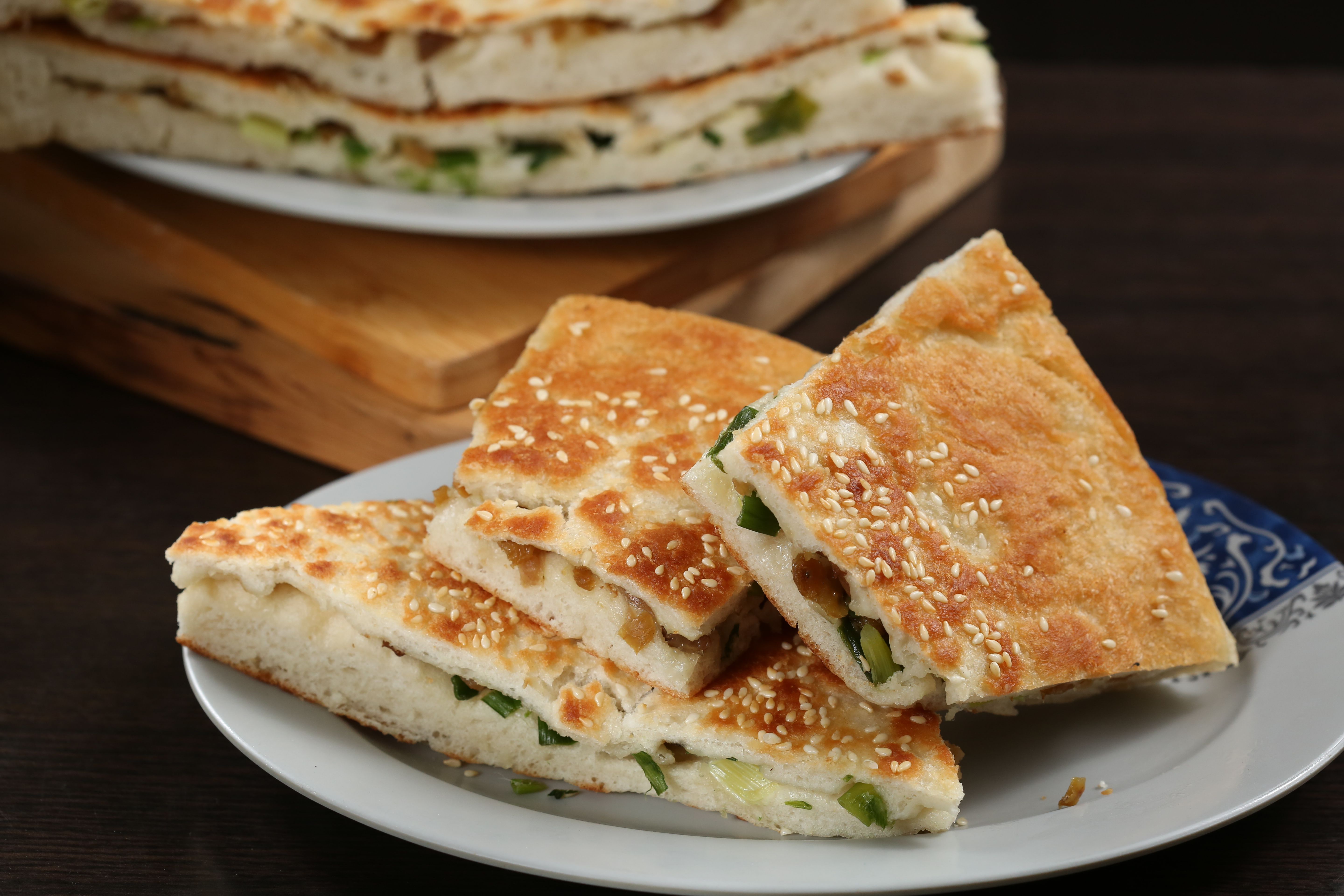 「三角餅」多了內餡少了厚度，卻仍有山東大餅的影子。（20元／塊）