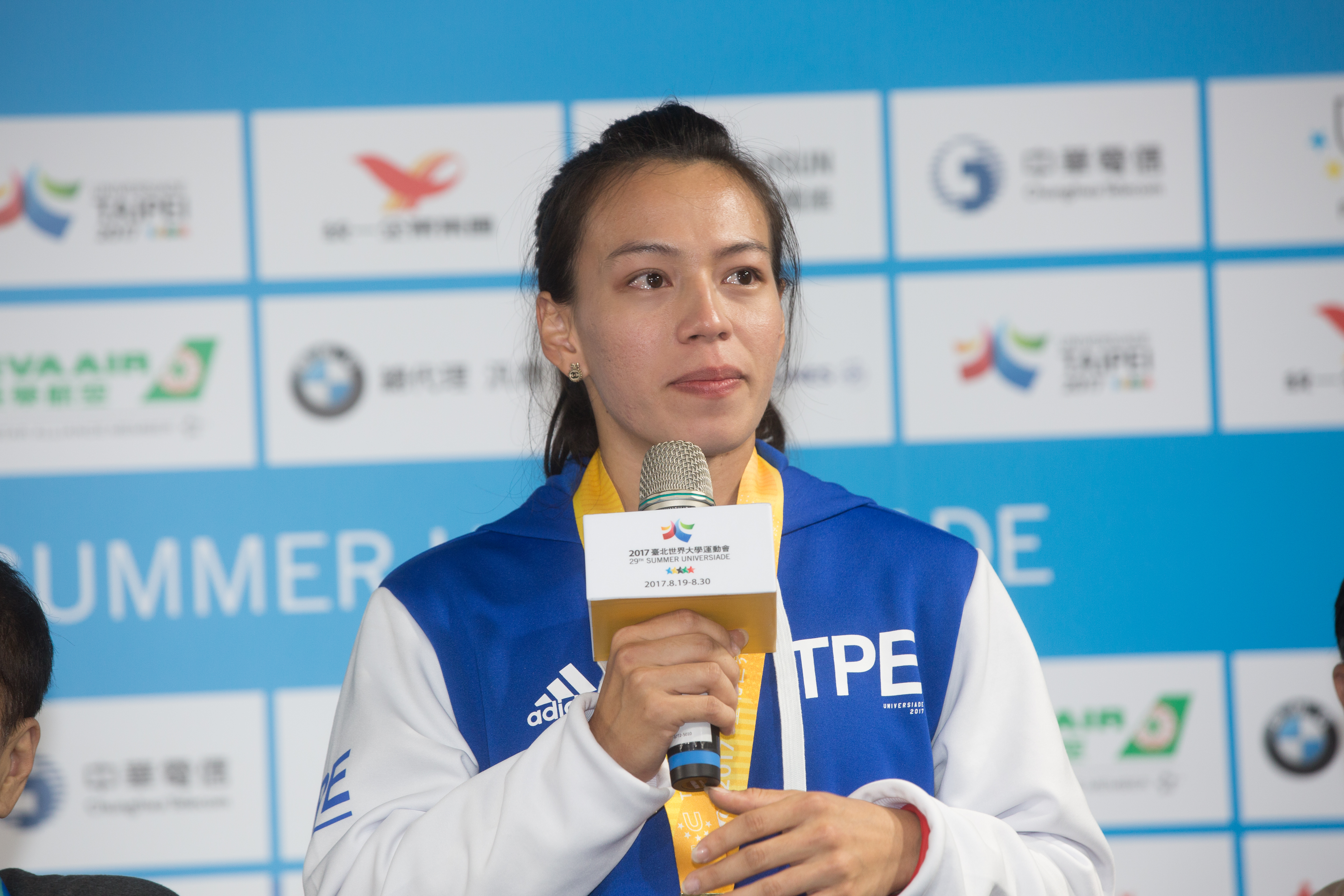打破世紀紀錄、將金牌留在台灣的郭婞淳，雖已經過一夜沉澱，拿起麥克風發表感言時還是忍不住哽咽落淚。
