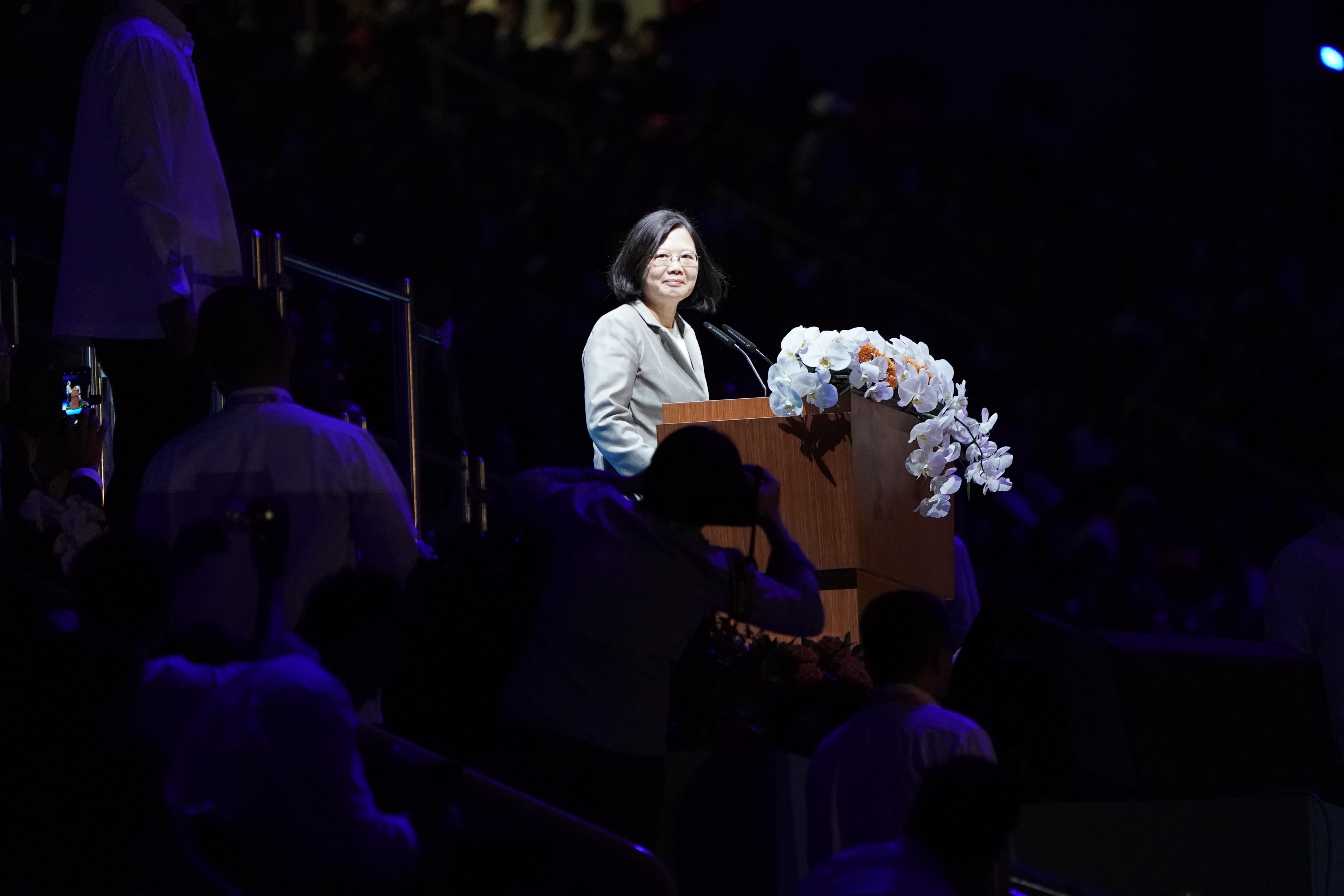 事發時蔡總統是在貴賓席上下達指令，給總統府祕書長吳釗燮，聯絡國安系統。