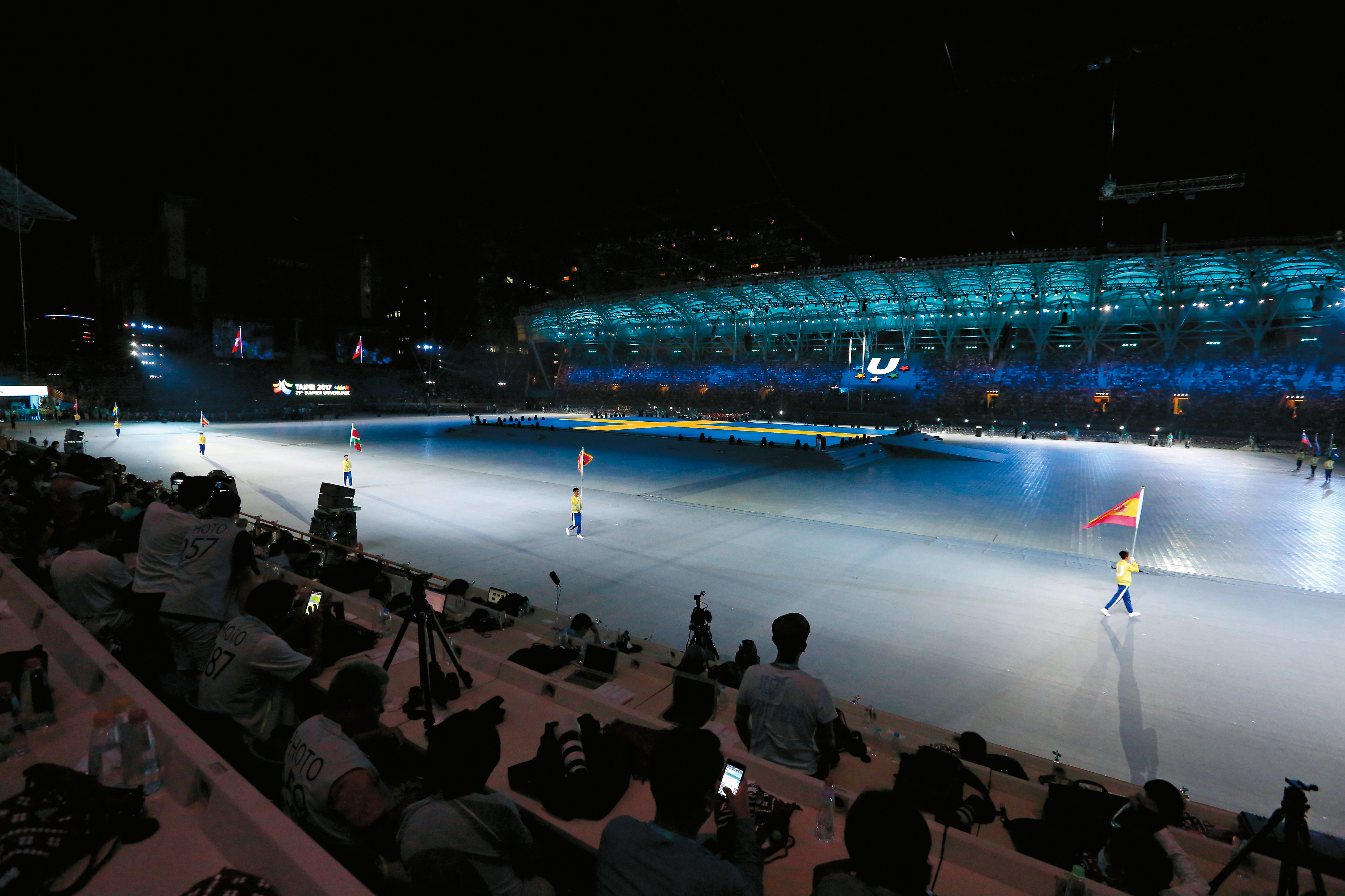 台北市立田徑場場外選手動線遭攔，田徑場開幕進場儀式只剩旗手唱獨腳戲。