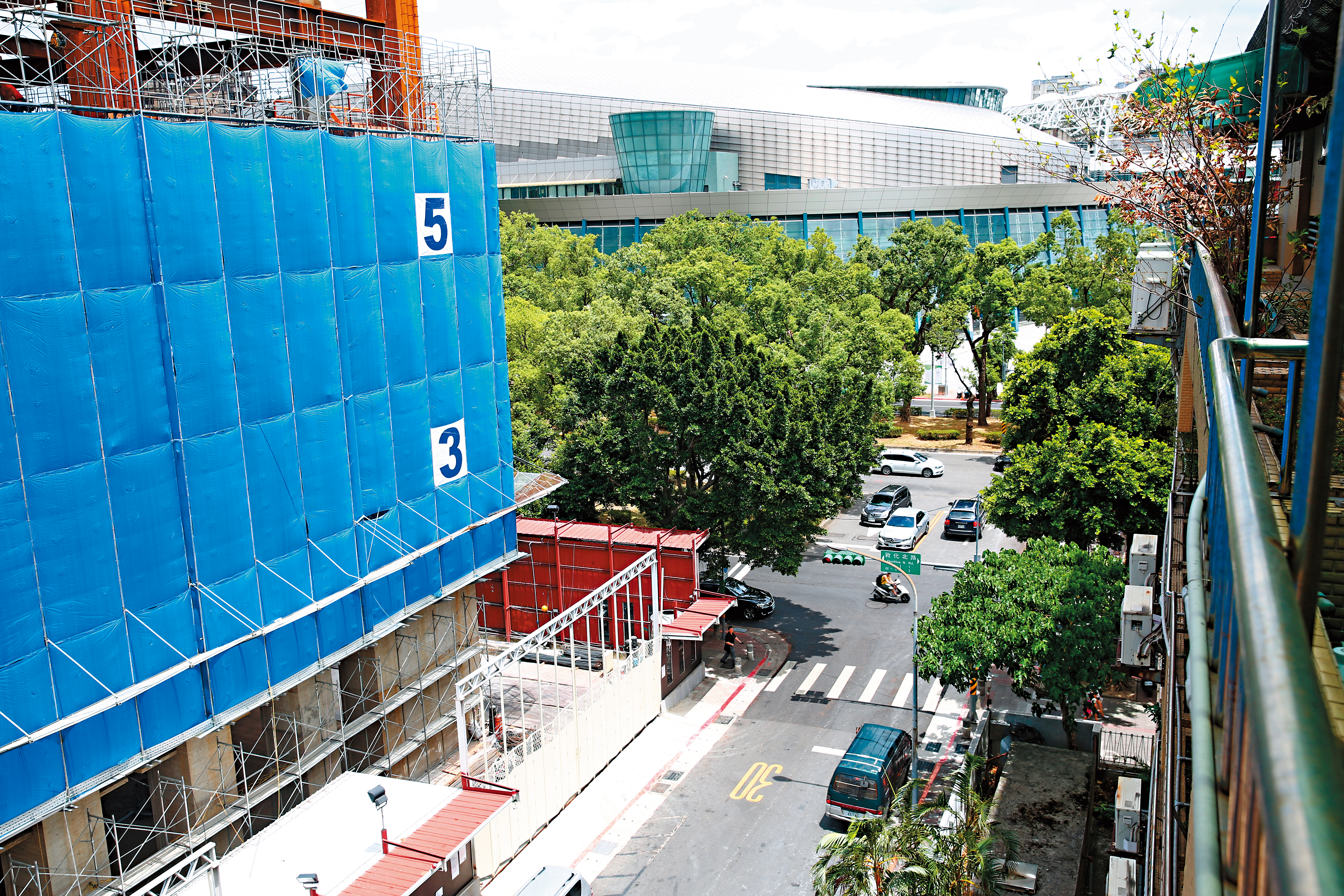 因敦化北路管制線縱深不足,讓反年改群眾能順利攔斷運動員入場動線。