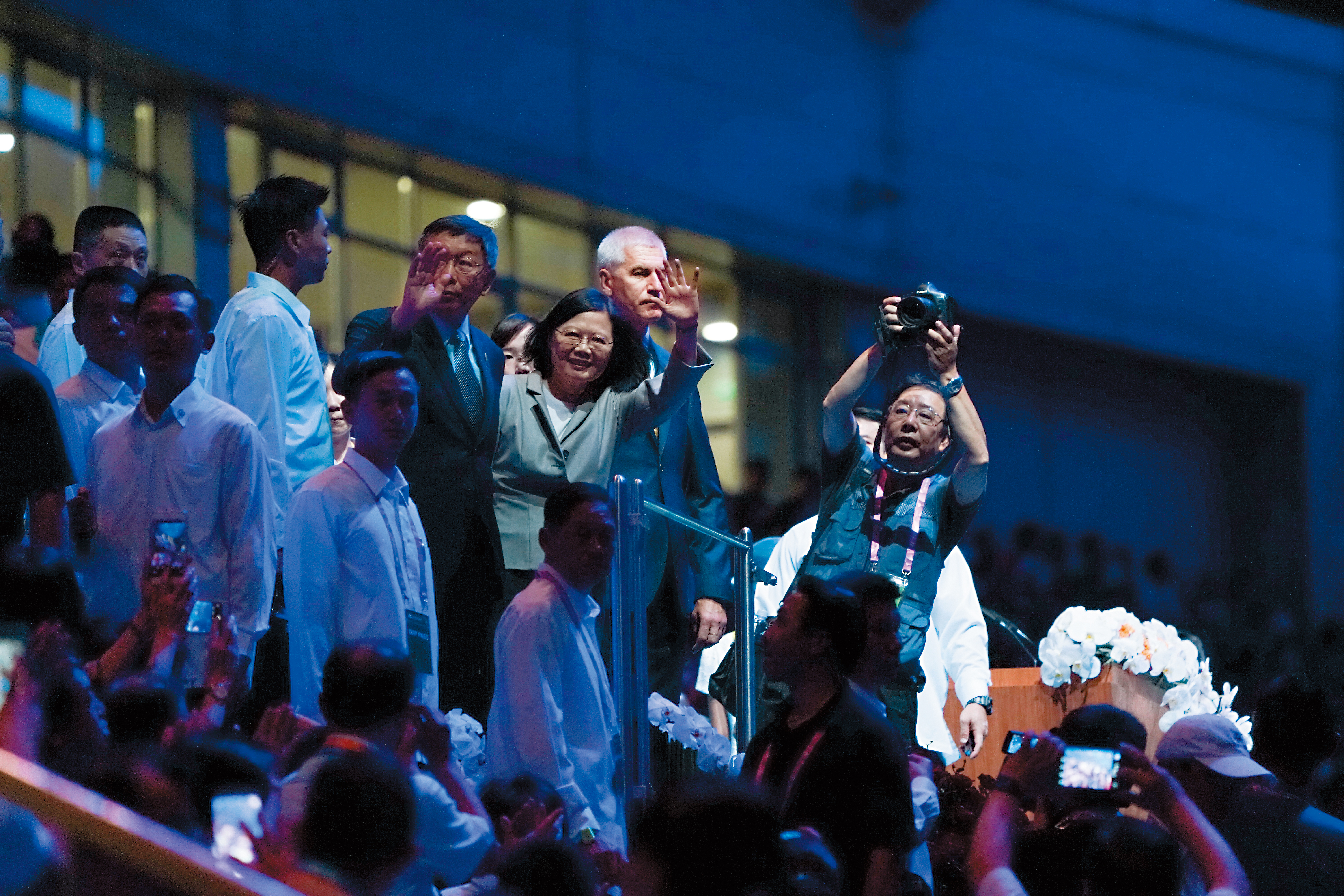 總統蔡英文與全球貴賓蒞場，場外維安機制卻頻遭反年改團體突破。