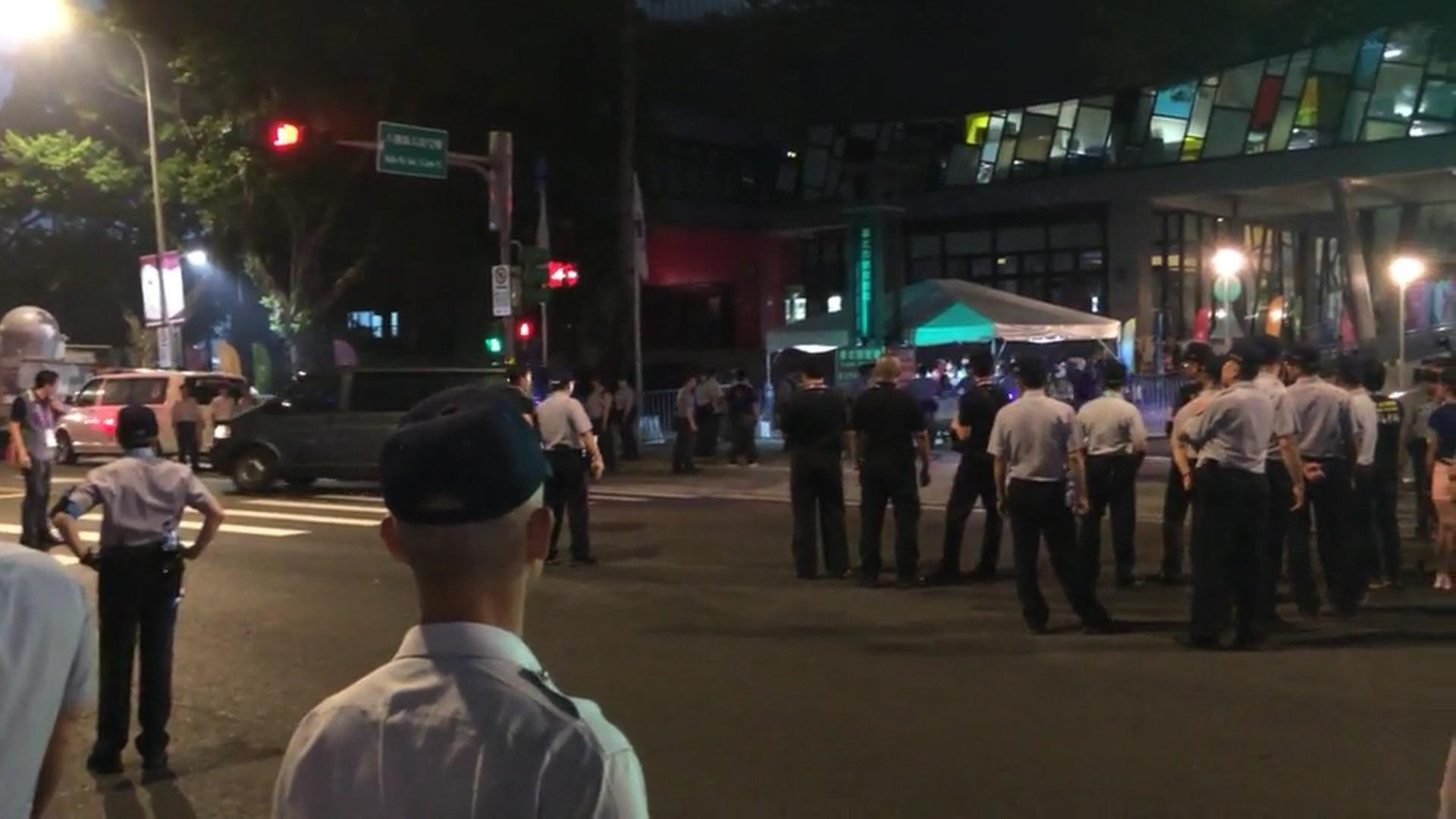 警方出動上千名警力在開幕式現場維安。（翻攝畫面）