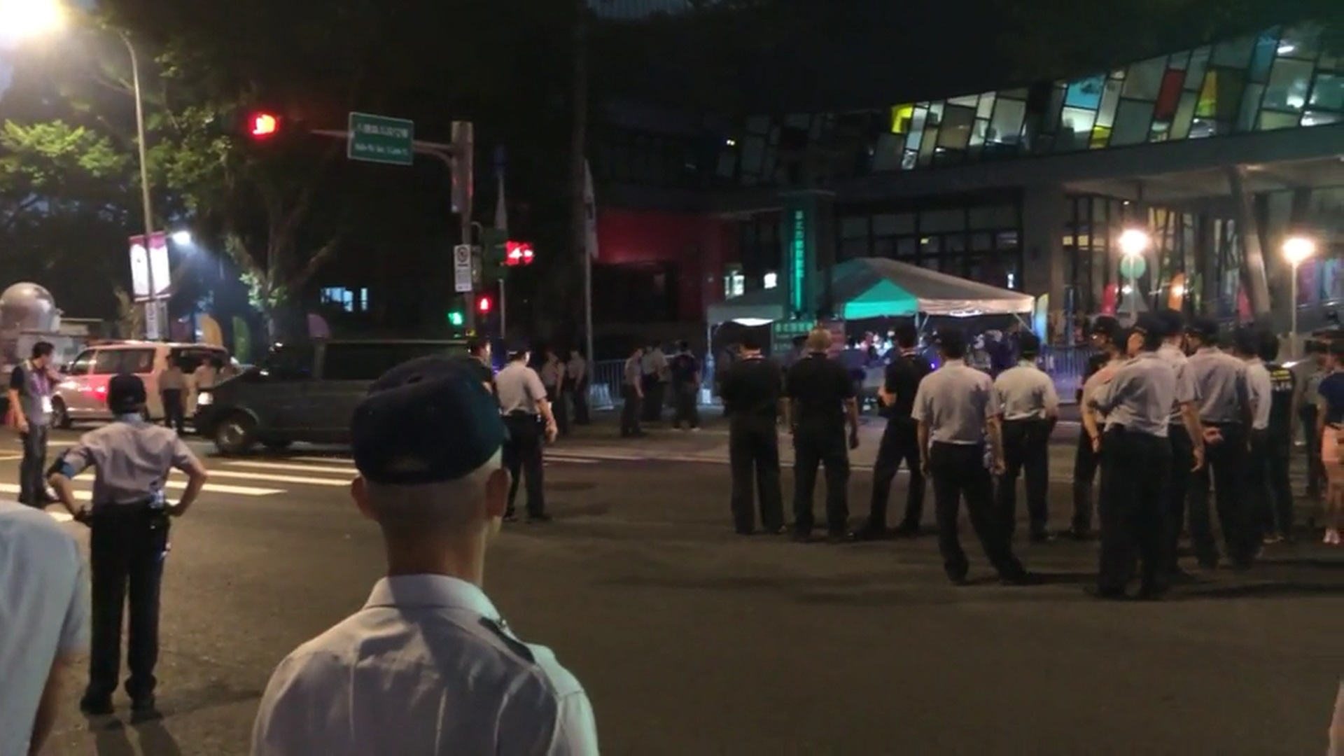 警方出動上千名警力在開幕式現場維安。（翻攝畫面）