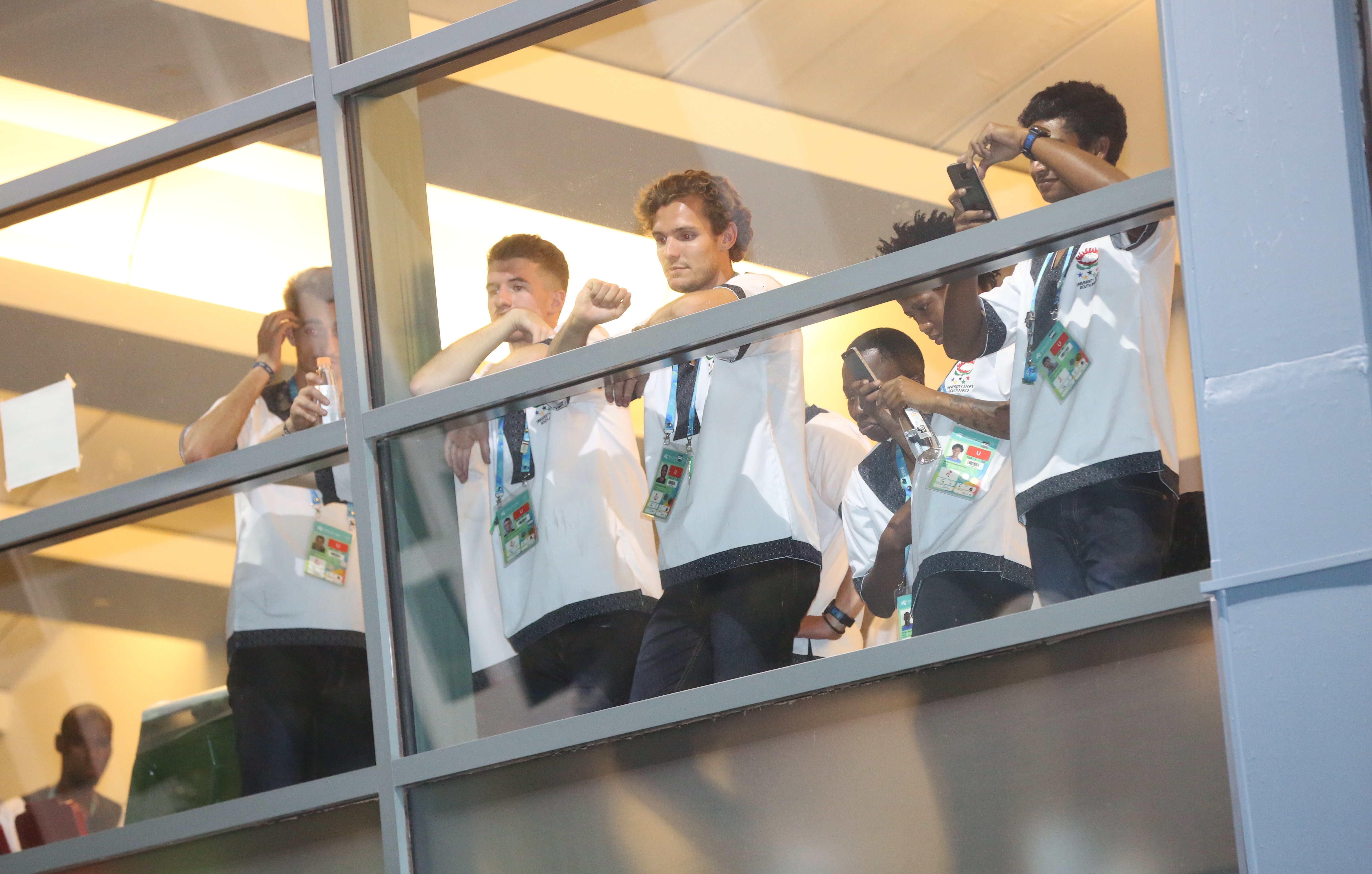 被堵在小巨蛋內的外國選手不敢貿然進場，紛紛用手機拍下抗議場景。