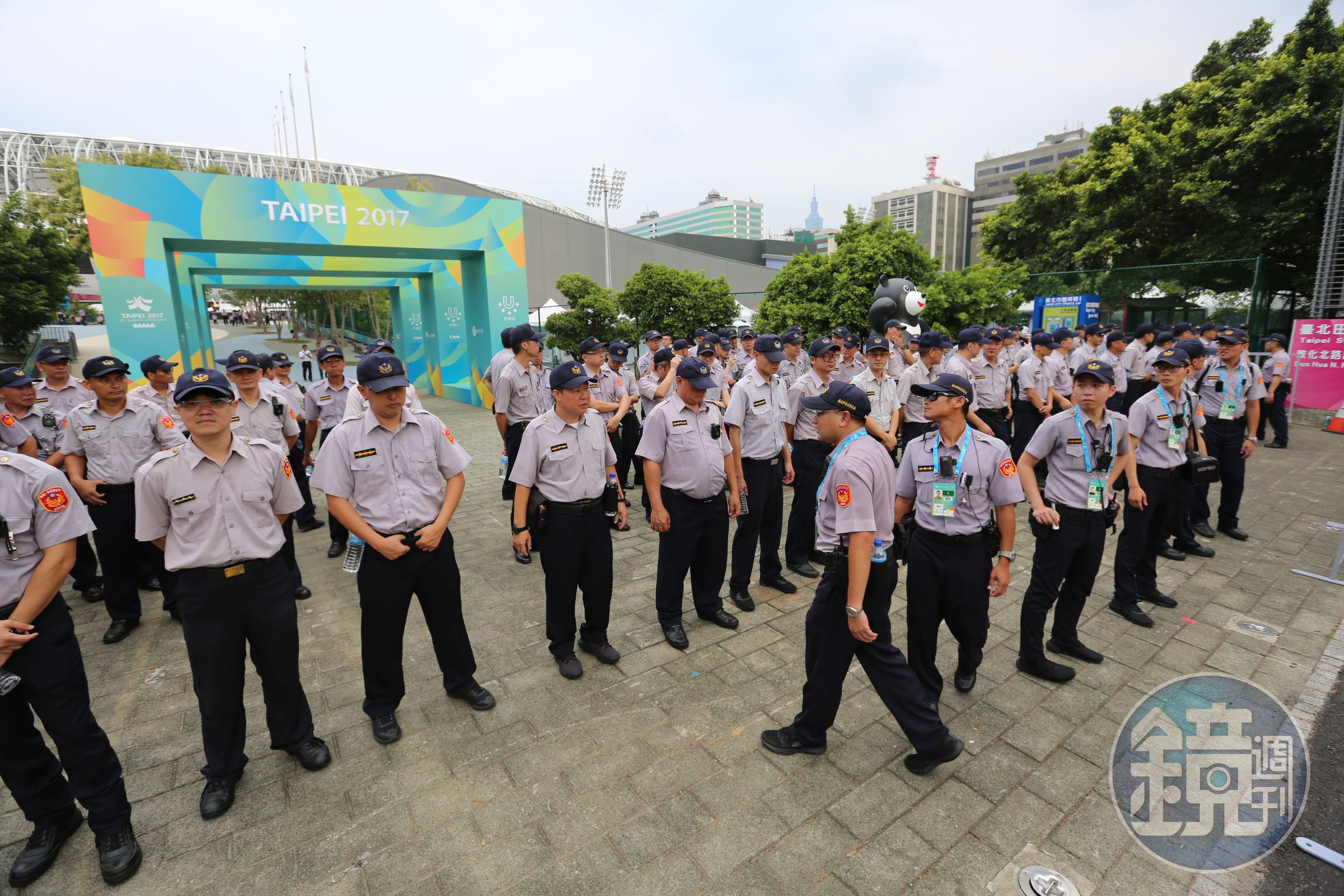 警方出動上千名警力在開幕式現場維安，卻擋不了數百名抗議民眾。