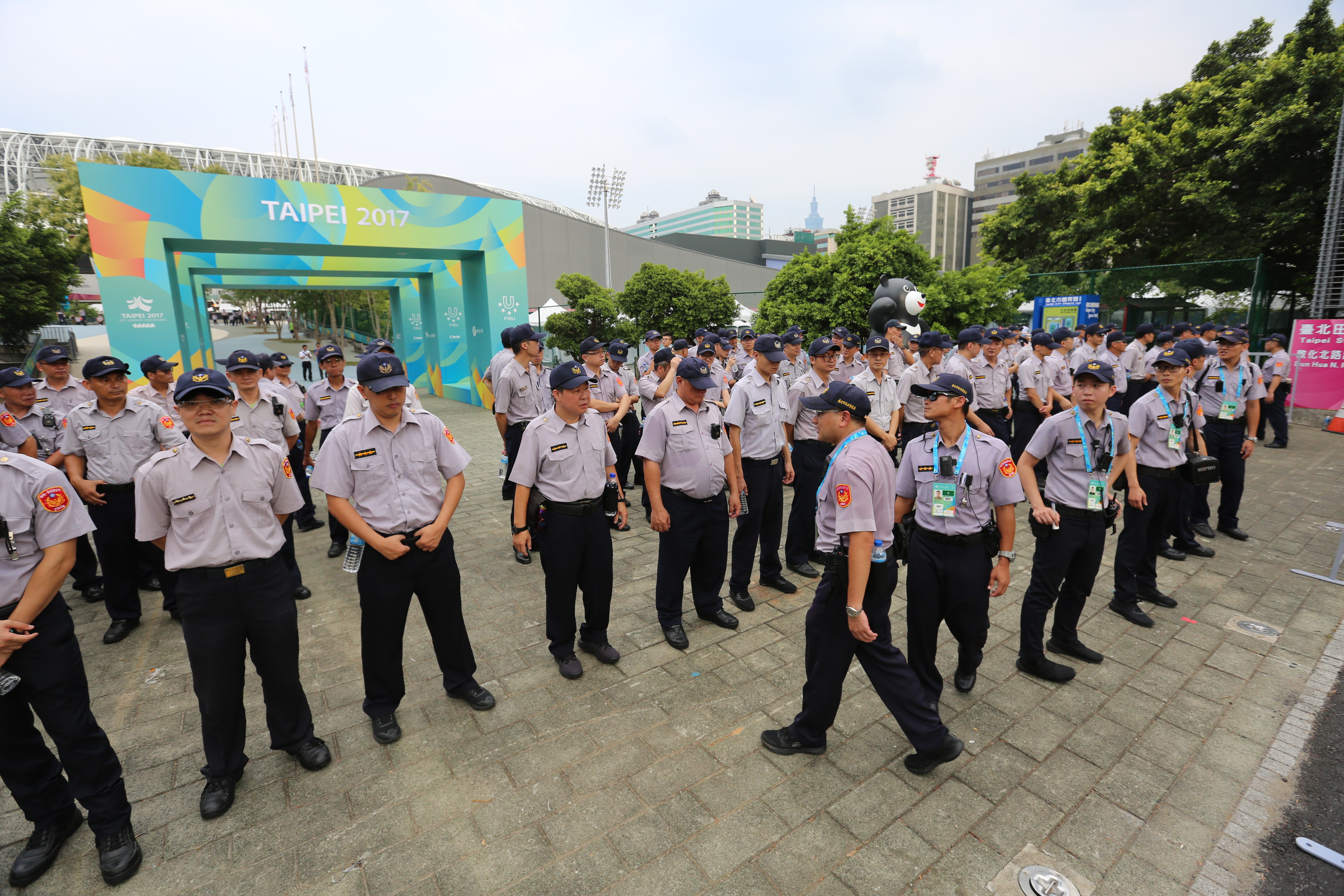 警方出動上千名警力在開幕式現場維安，卻擋不了數百名抗議民眾。