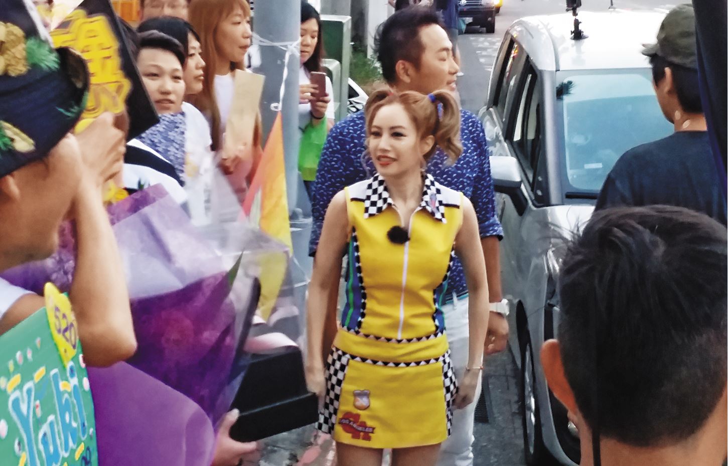 徐懷鈺接下《歌神請上車》主持捧，15日到士林夜市錄影，一班忠心粉絲特別到場支持。