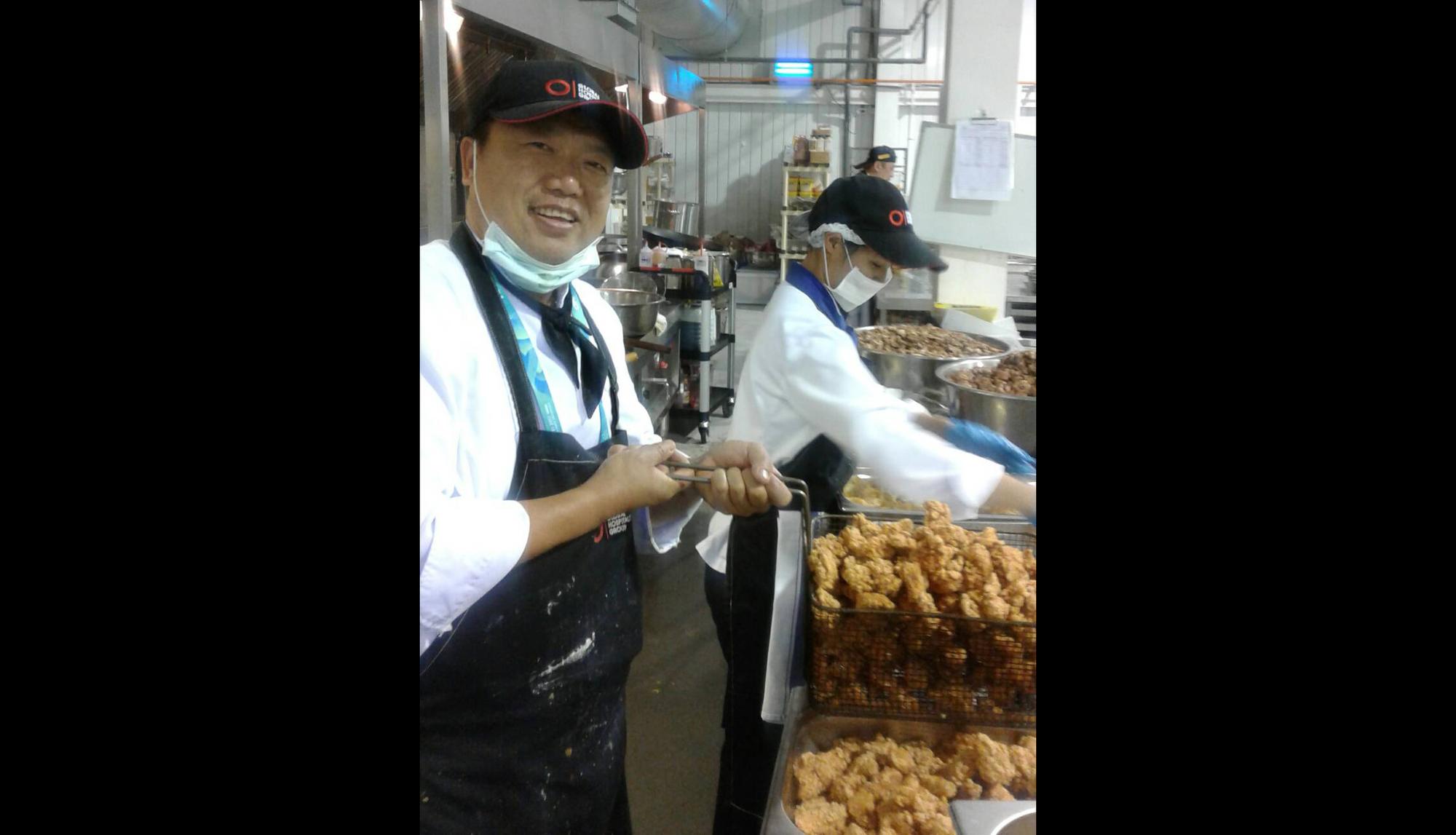 世大運選手村廚師王政彰忙著炸鹹酥雞。(王政彰提供)