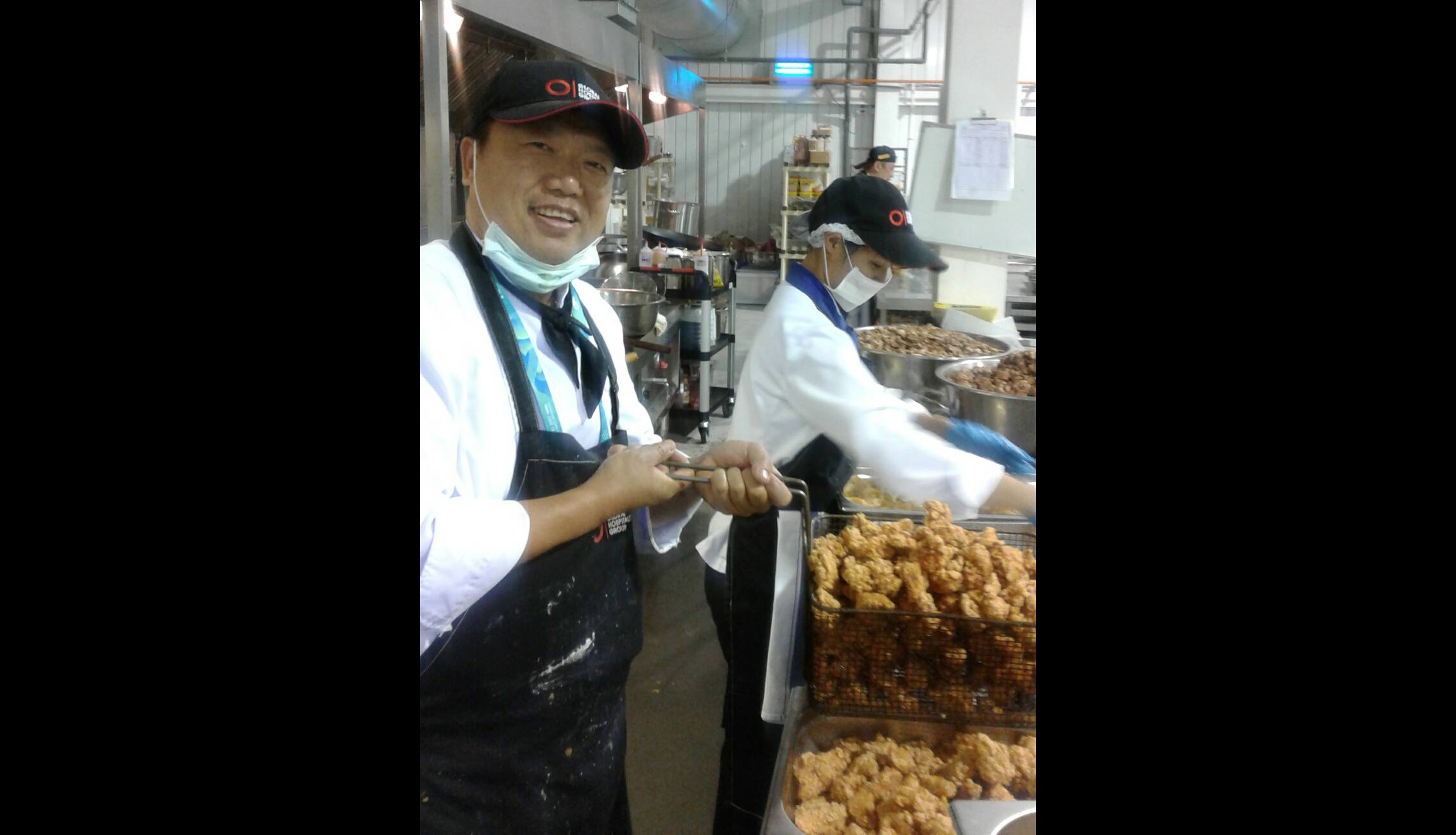 世大運選手村廚師王政彰忙著炸鹹酥雞。(王政彰提供)