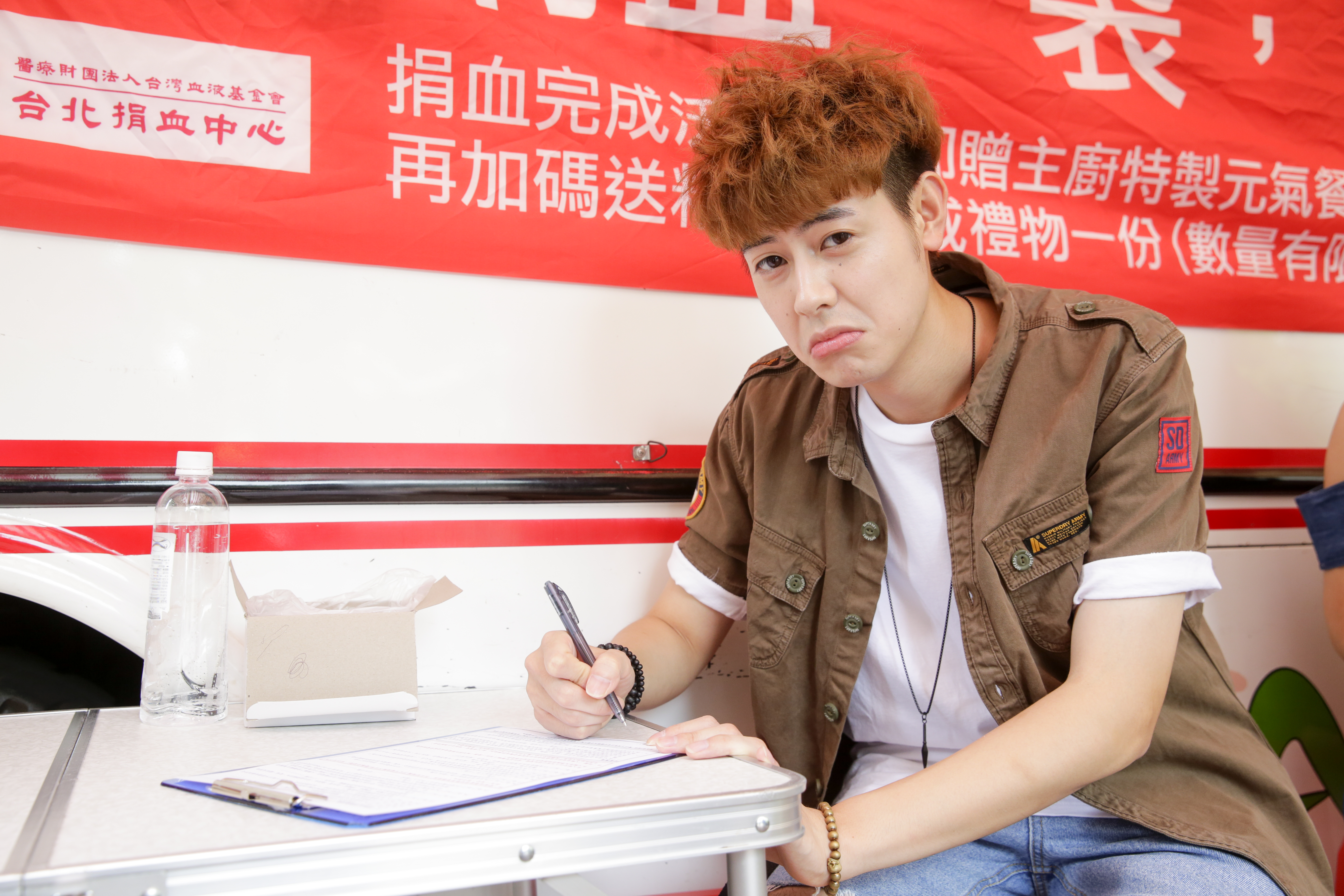 Teddy 第一次捐血卻因睡眠不足被拒絕，露出失望表情。