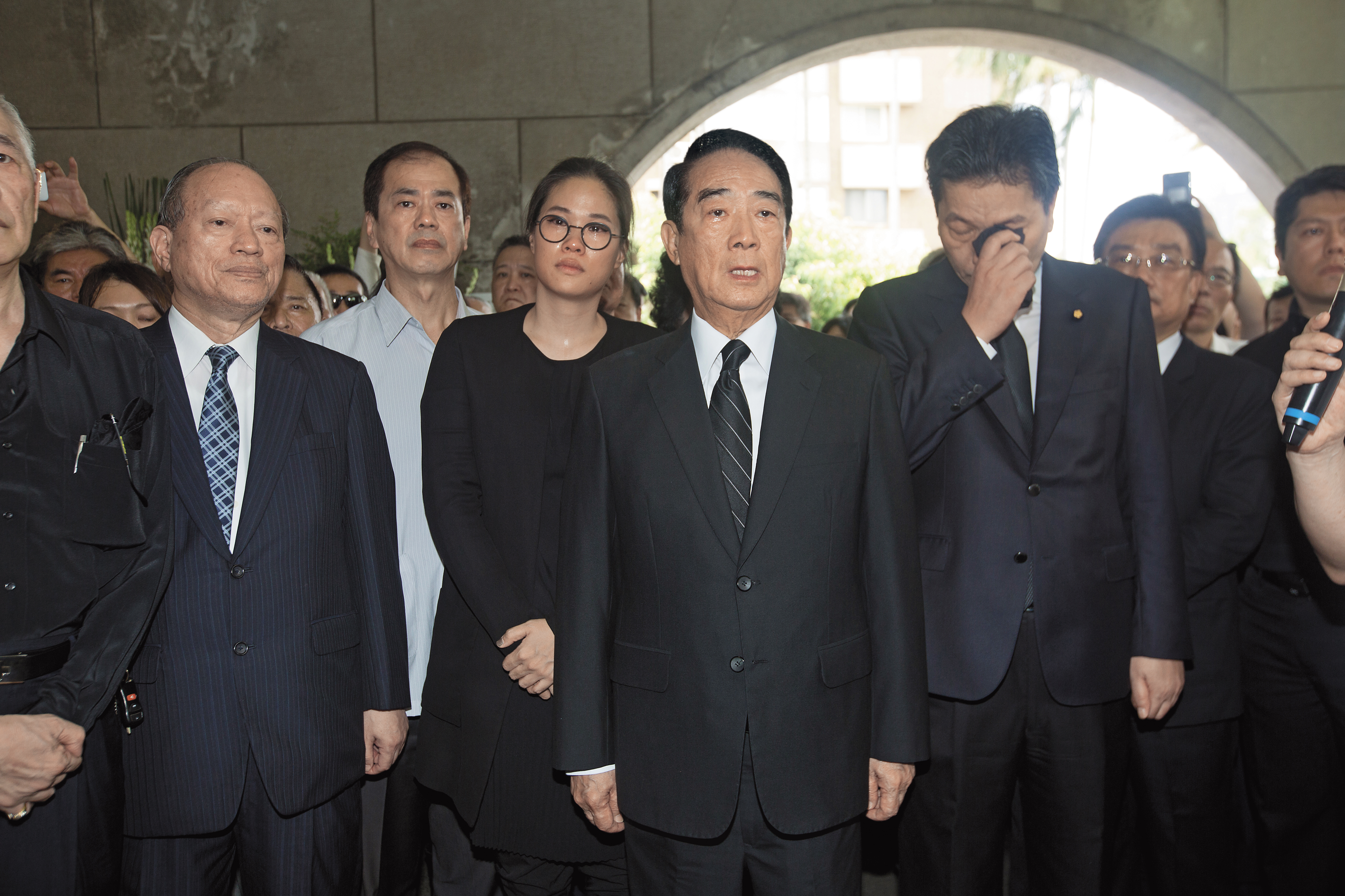 宋楚瑜哭紅了雙眼送老戰友劉文雄最後一程。