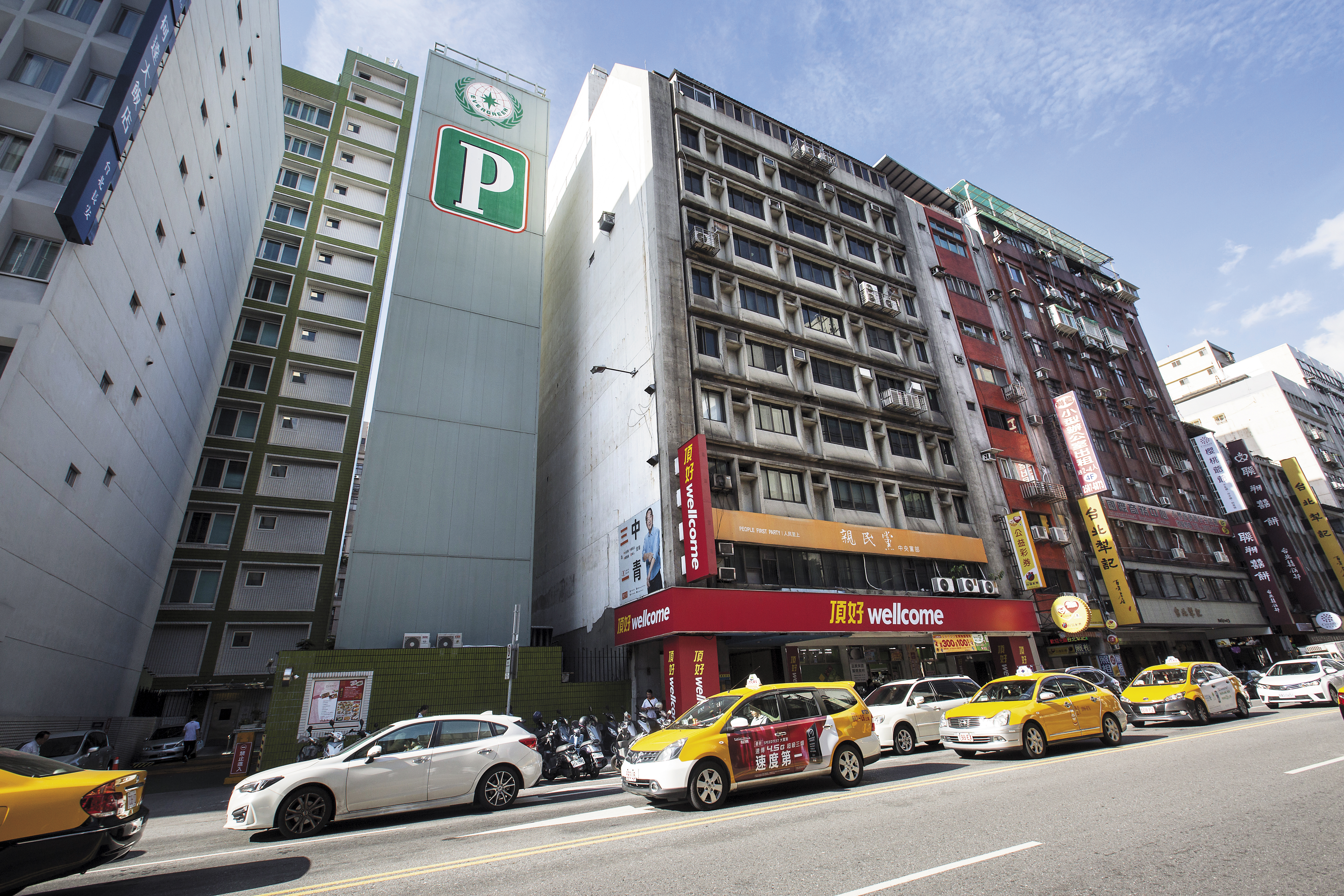 親民黨中央黨部位於北市長安東路某建築物2樓,以外觀來說不太好找,最近傳出因風水不好要找新地點。