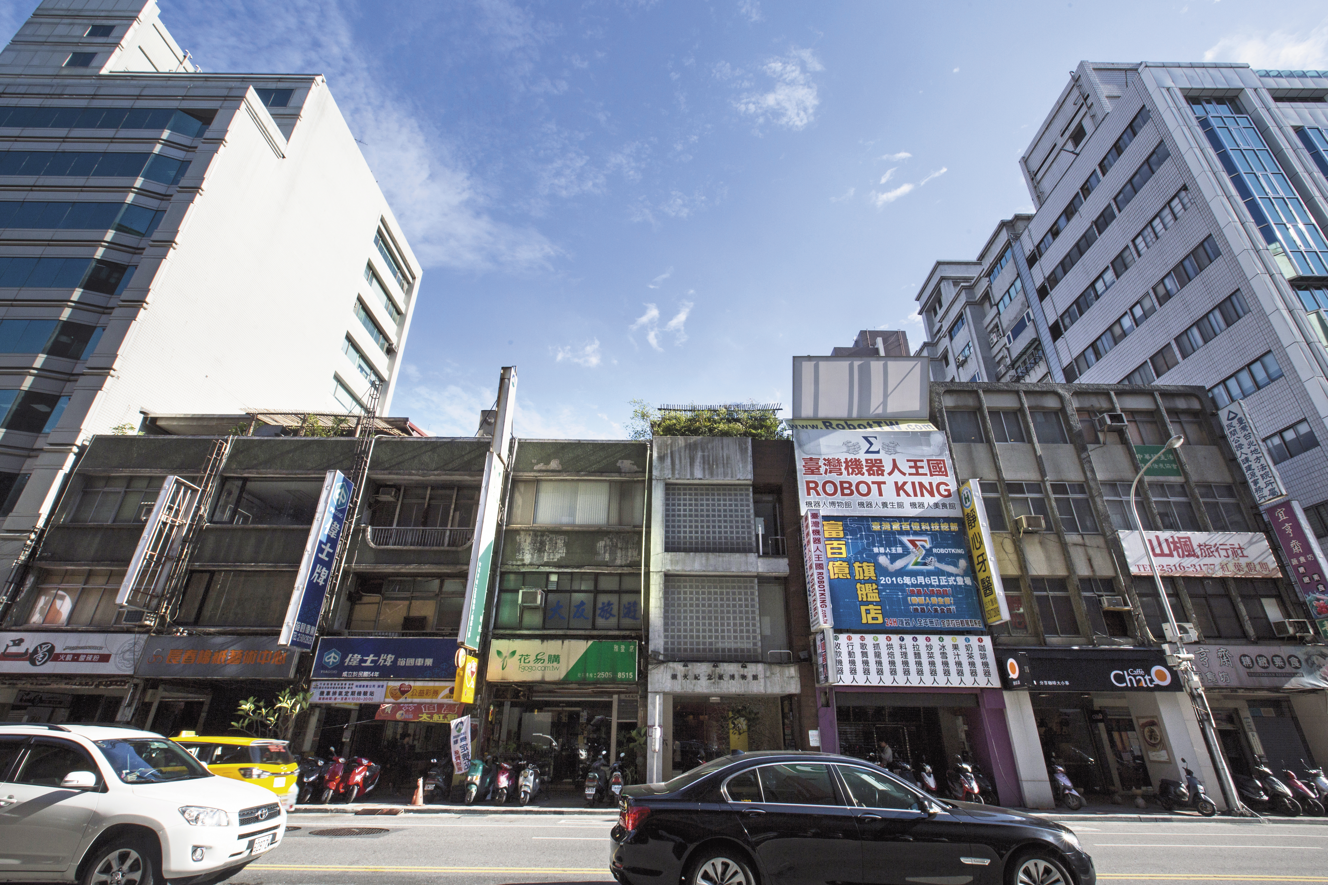 知名命理師江柏樂分析,親民黨黨部對面左右2邊建築物較高,中間建築物比較低,形成1個「凹」字,「2大夾1小」,不利黨務發展。