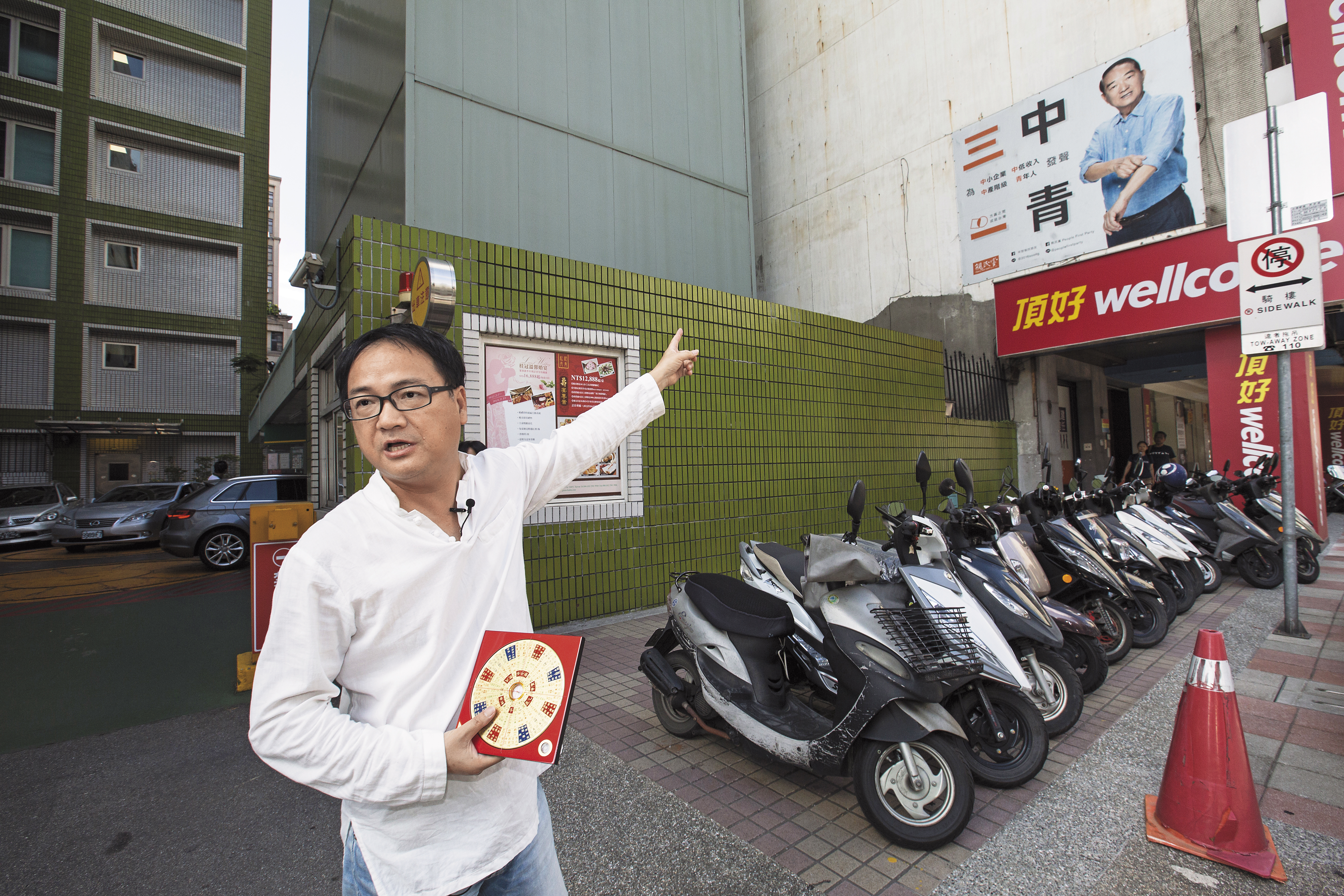 江柏樂手指親民黨黨部旁的長榮停車塔,稱每天上上下下代表人事有問題。