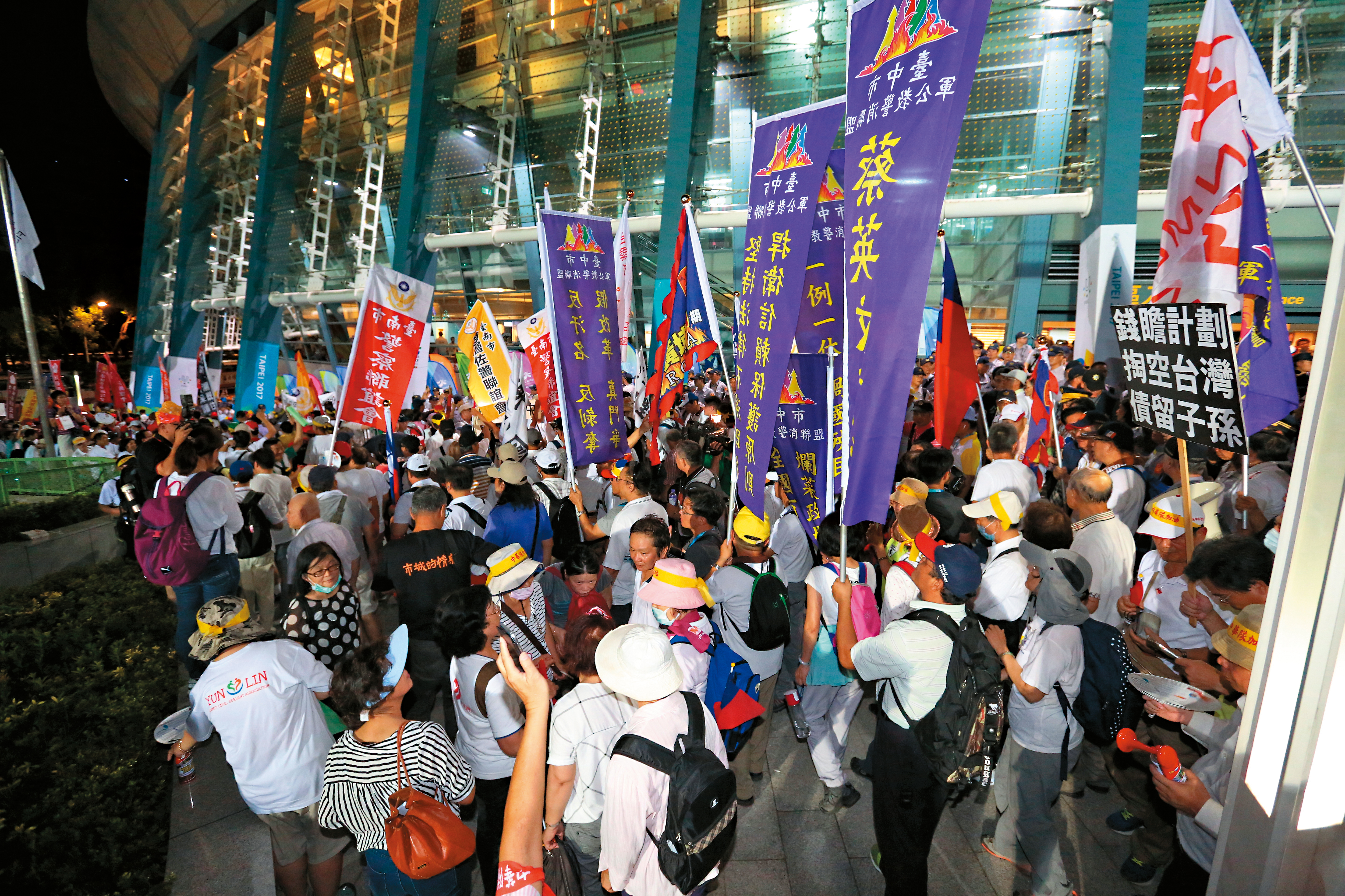 陳抗團體突破封鎖線，盤踞小巨蛋南區入口與田徑場之間廣場，阻斷選手進場動線。