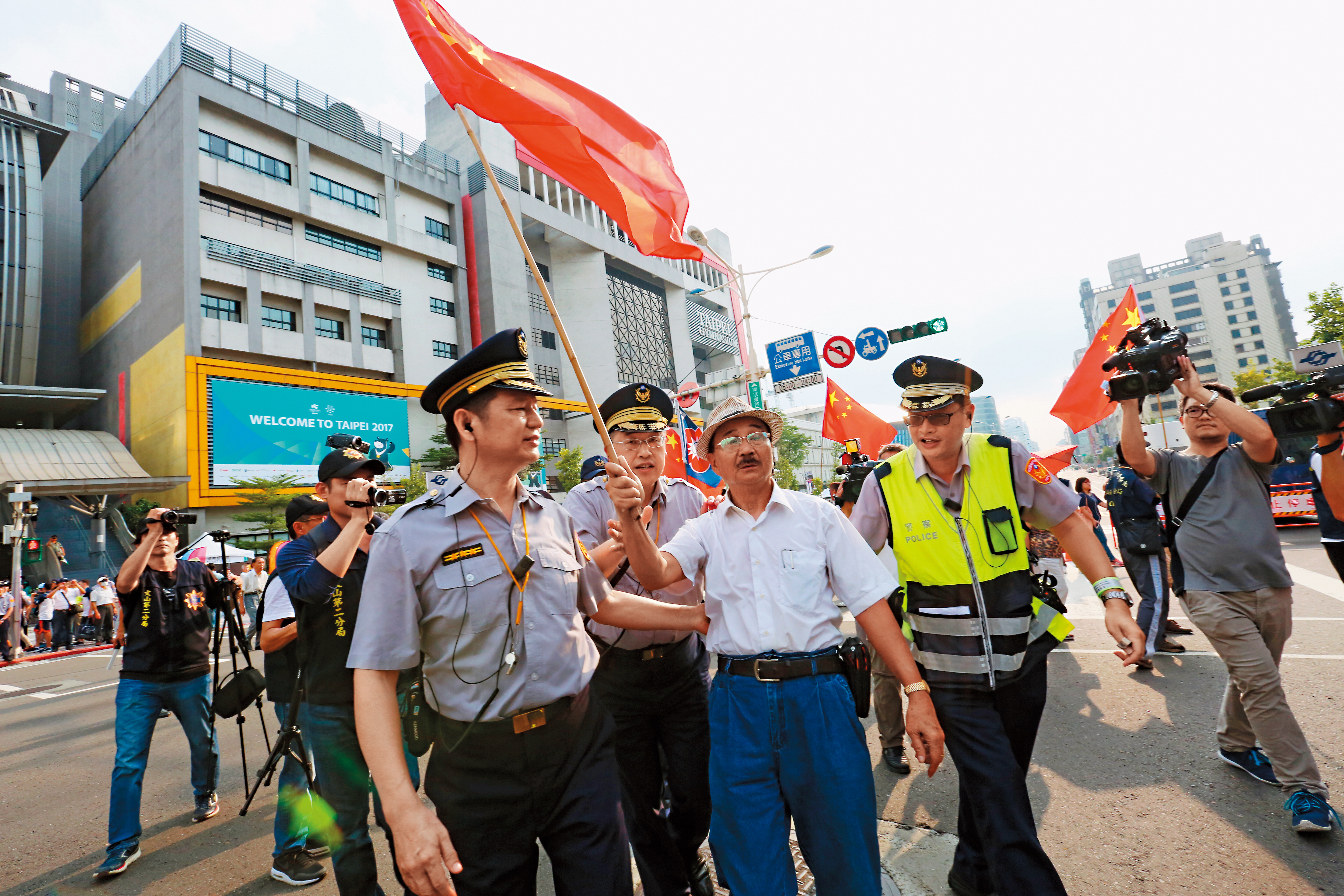 愛國同心會成員出現在世大運開幕式會場外搗亂，警方立刻將他勸離。