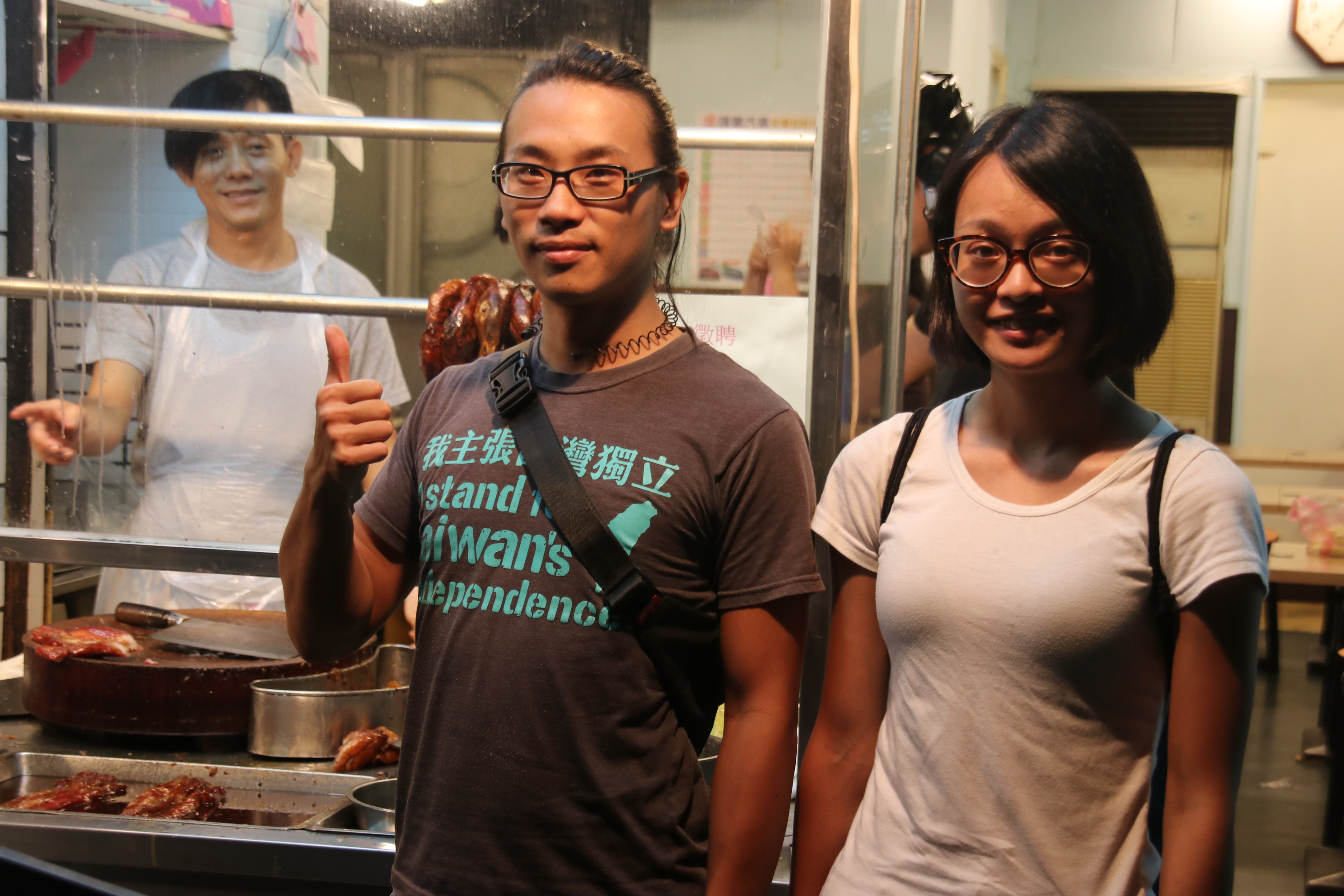 被李來希指涉開幕典禮丟煙霧彈的陳儀庭（左）表示，事發當時正和女友在吃燒臘飯，還有照片為證。（陳儀庭提供）