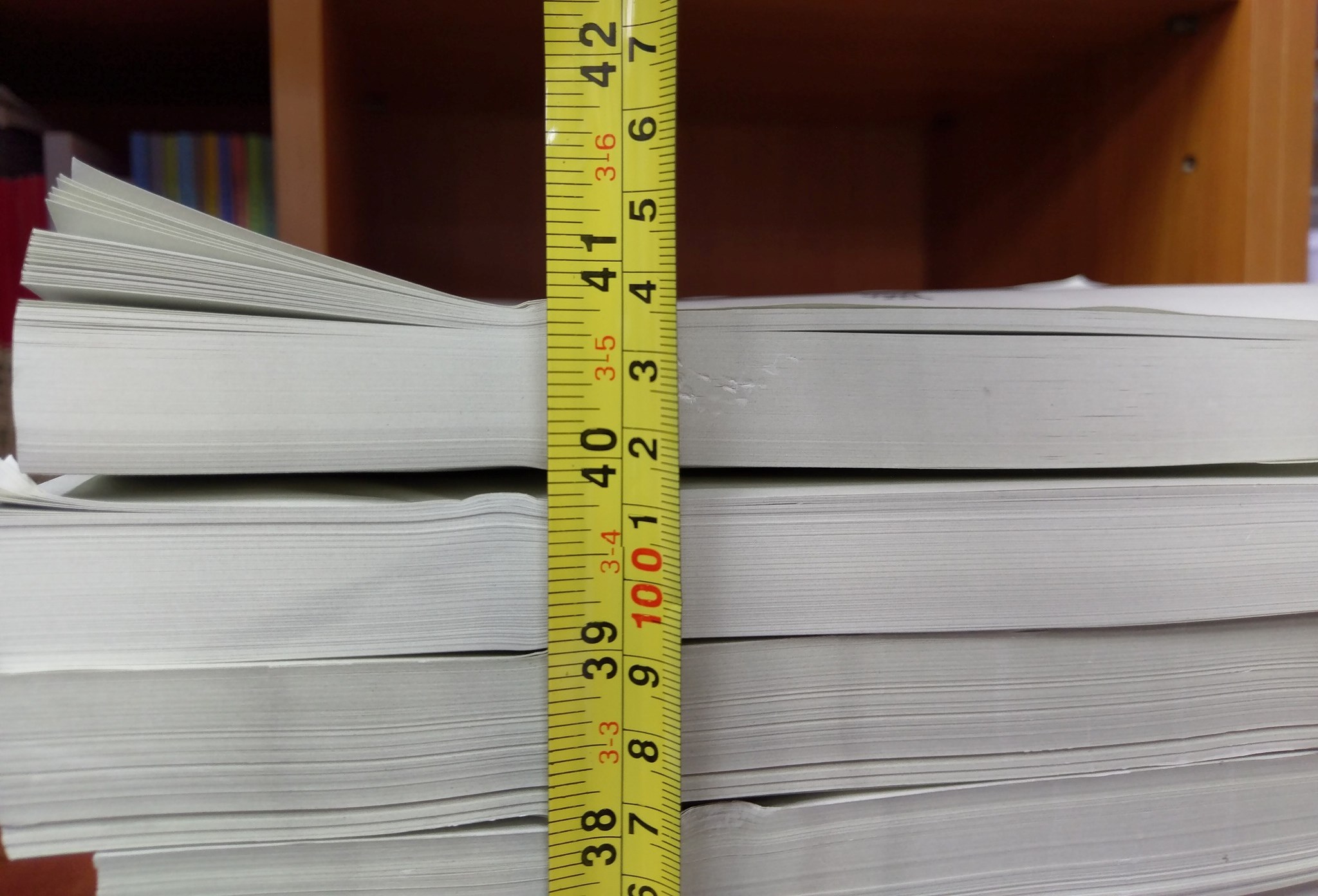 民進黨立委鄭運鵬實際測量1萬多項前瞻基礎建設特別預算提案的高度，證實約104公分。