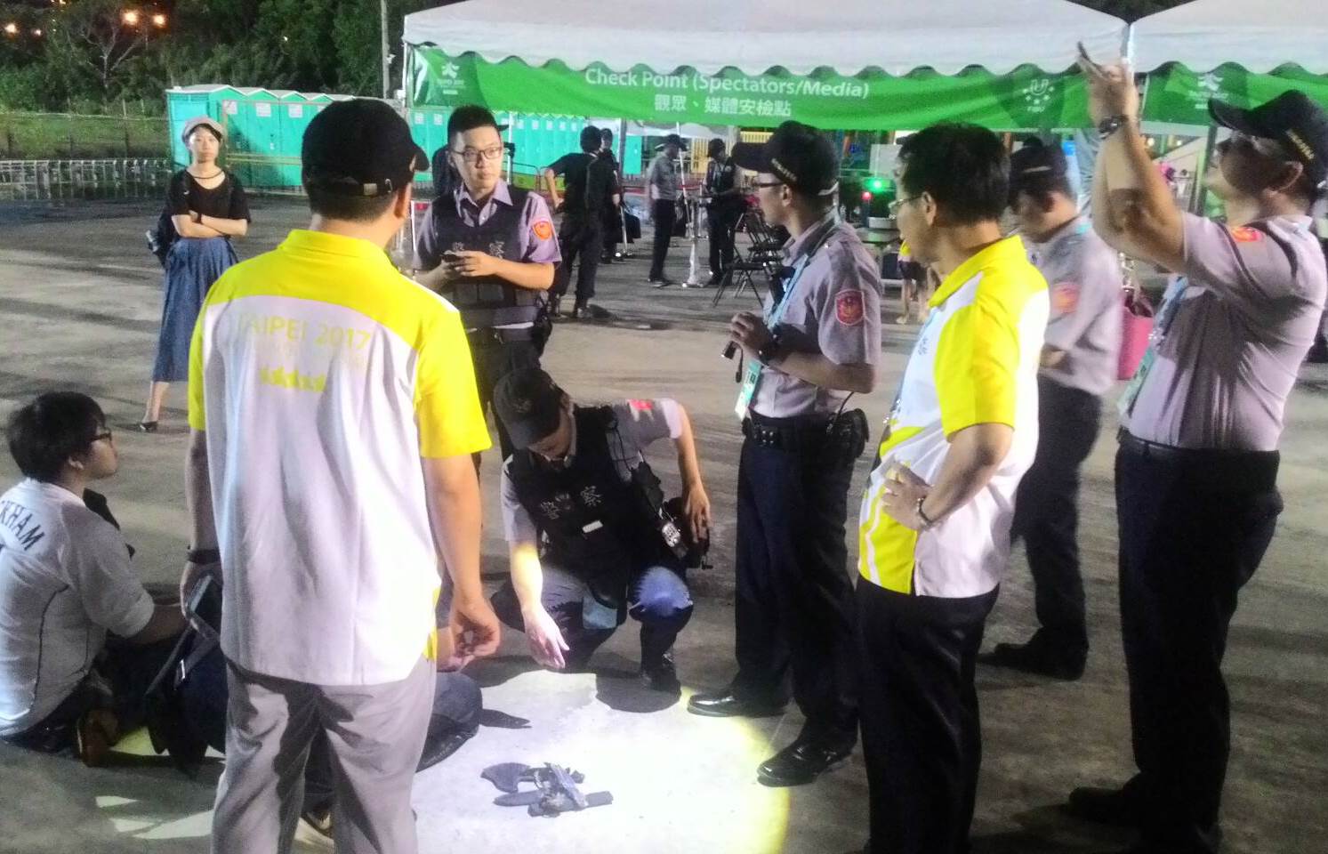 警方在朱男隨身包包中發現鏢刀等違禁品。