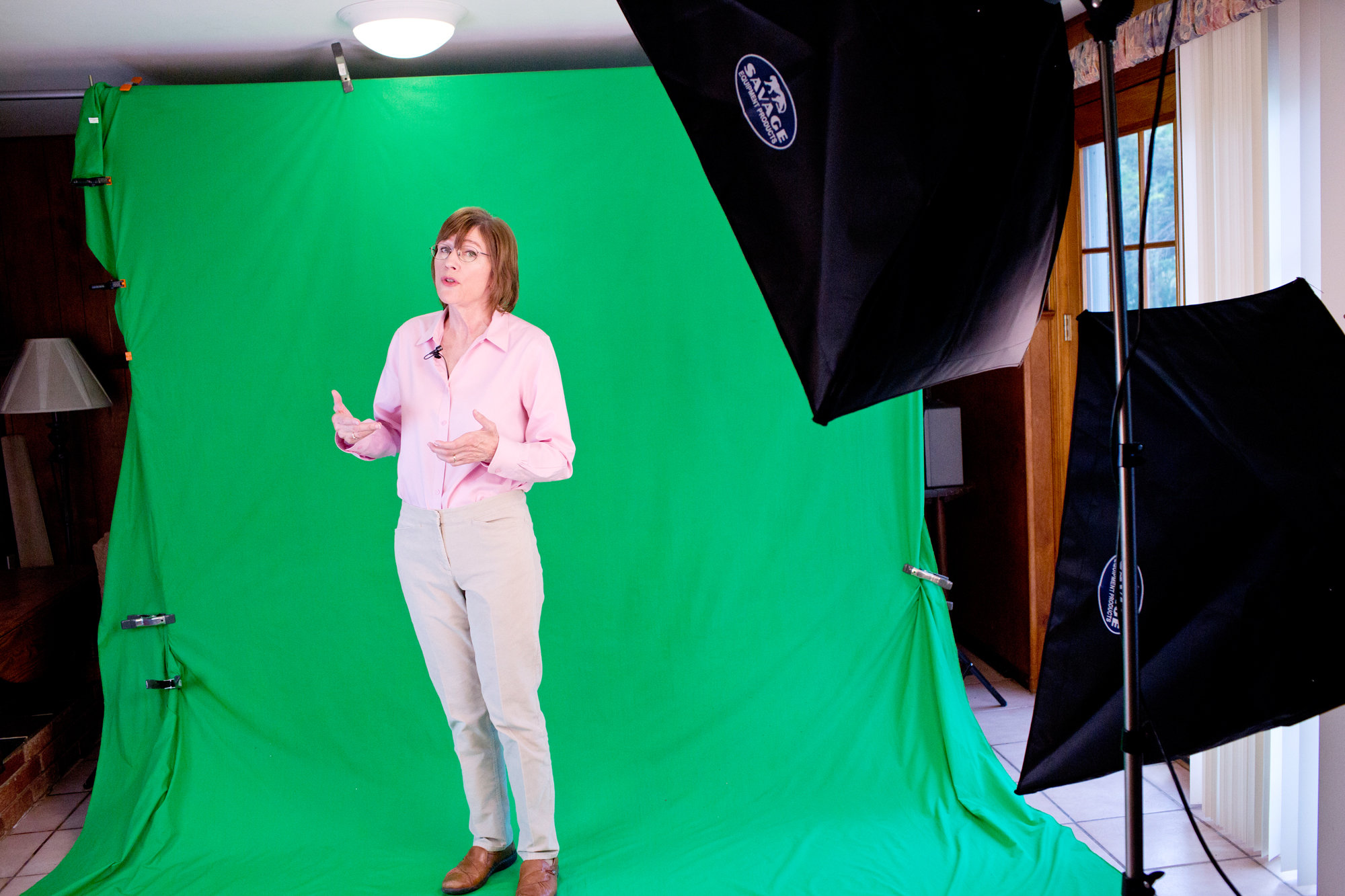 拉起一面綠色布幕，芭芭拉．歐克利教授把自家地下室變為高人氣線上課程的攝影棚。（翻攝紐約時報）