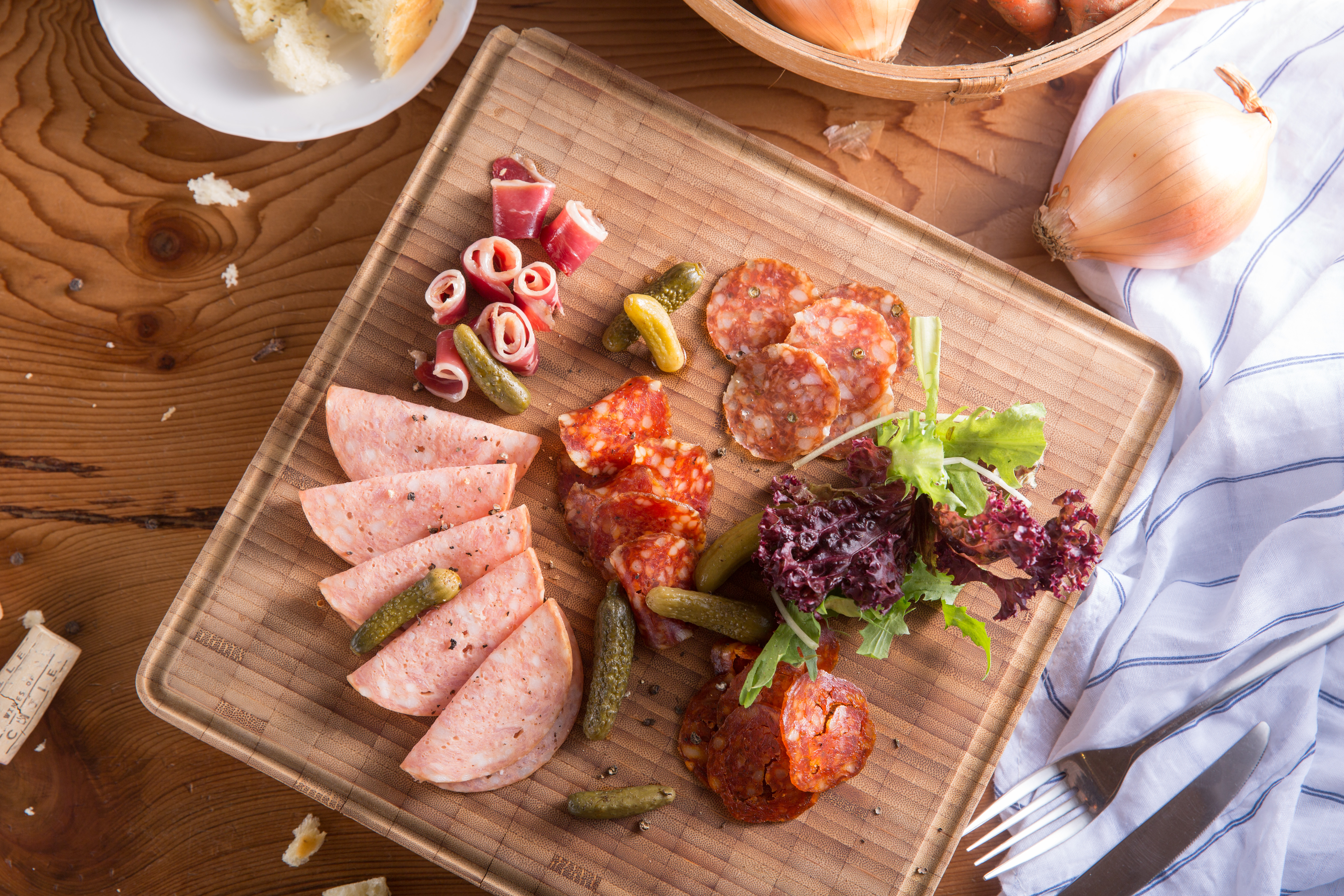 「乾熟工場」為「我愛你學田實驗廚房」製作的「風乾香腸與火腿盤」有西班牙煙燻辣椒、黑胡椒、綠胡椒口味及鴨胸生火腿，很適合搭麵包。（450元／份）