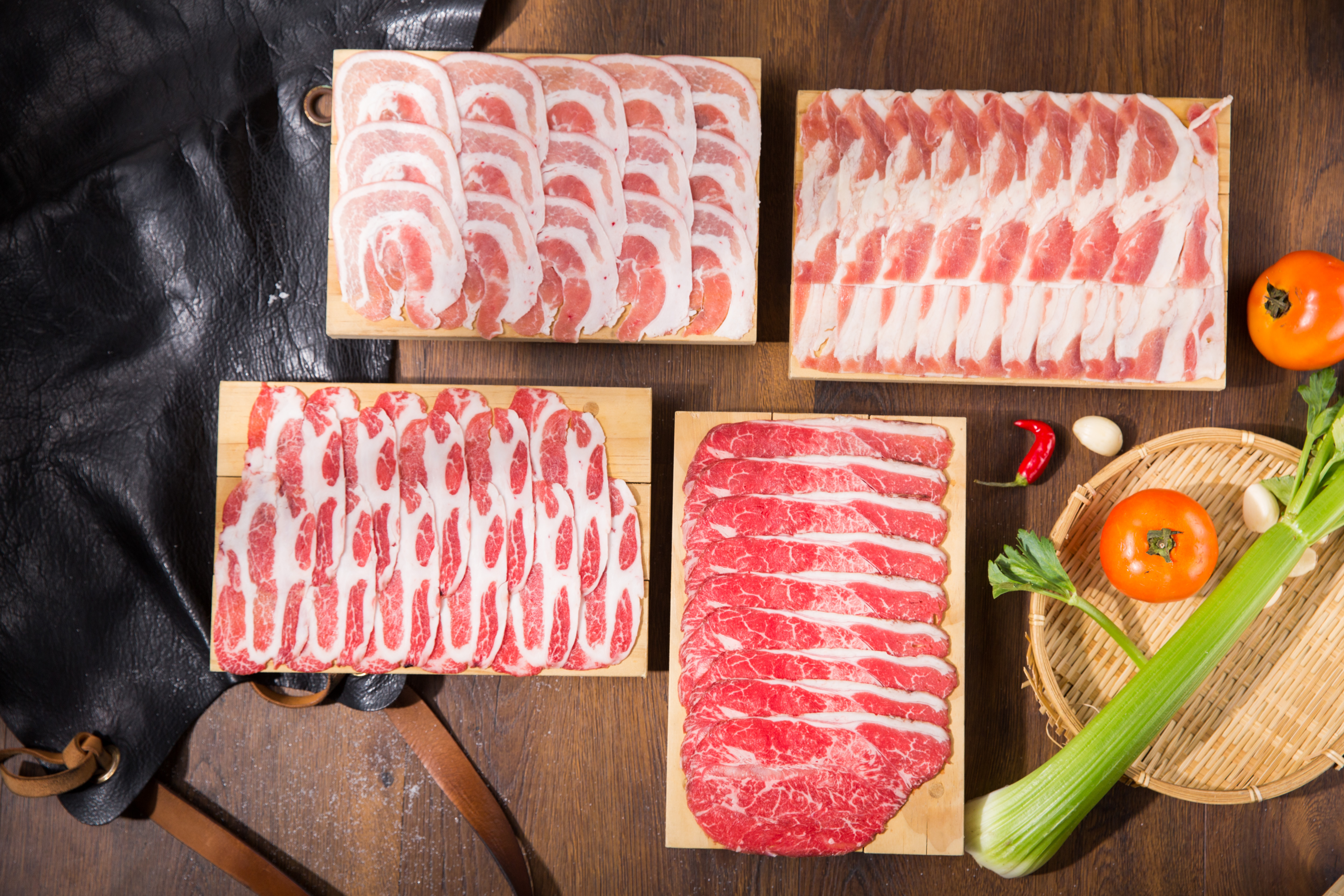 這裡有一般火鍋店少見的精品肉品，如「櫻桃鴨腿肉」（右上，500元／套餐），老闆陳冠翰最愛的「和州牛板腱」（右下，1,140元／套餐）。